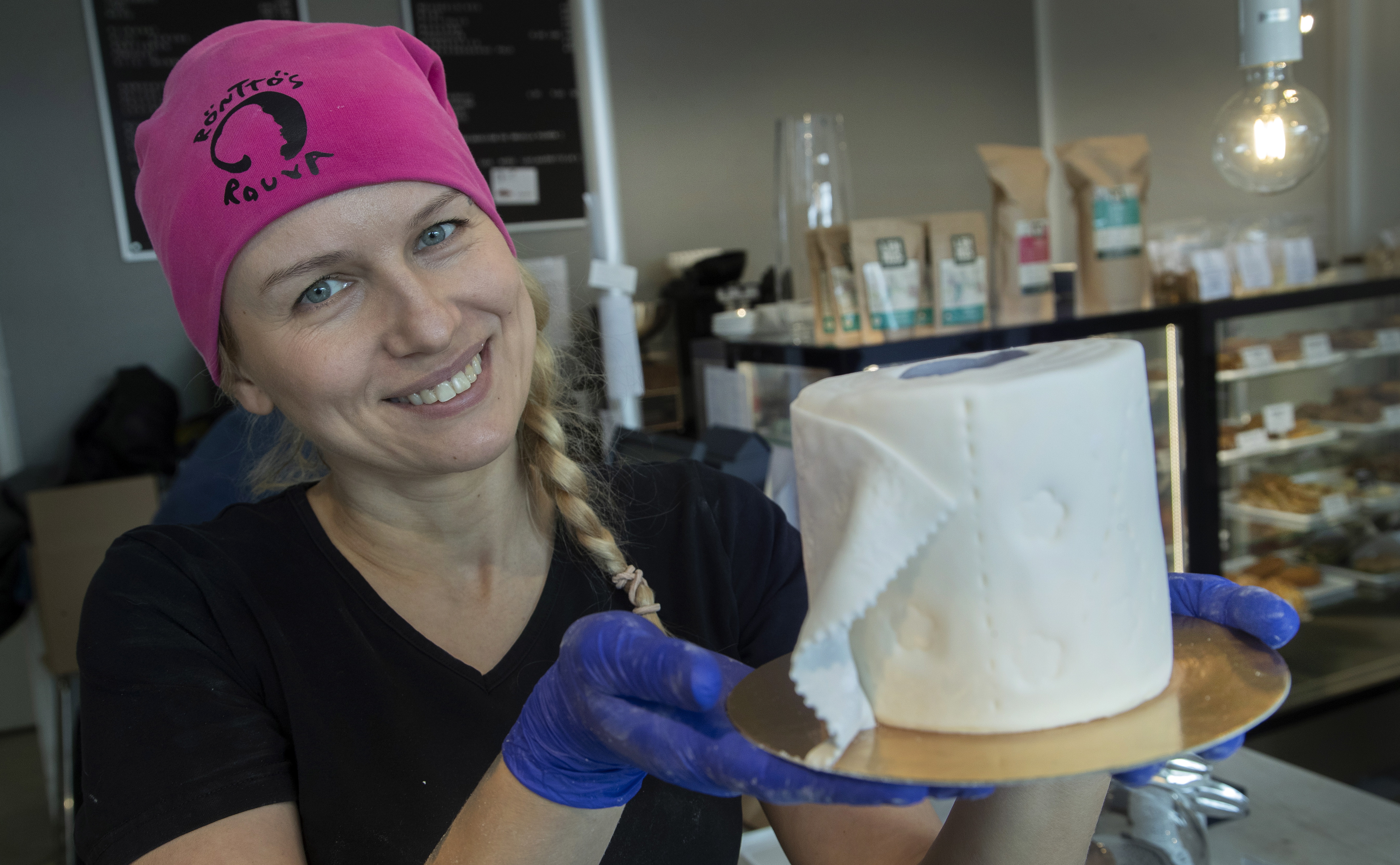Ez a cukrászlány nem pánikol: sütött magának WC papírt - fotók - Blikk