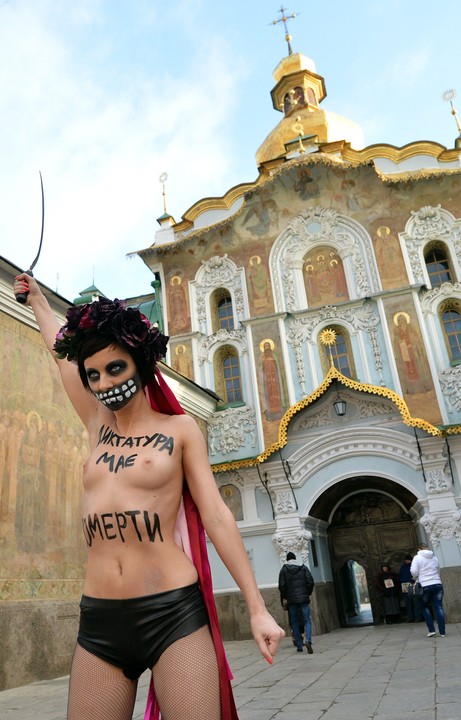 Protest Femen na Ukrainie. "Dyktatura musi umrzeć"