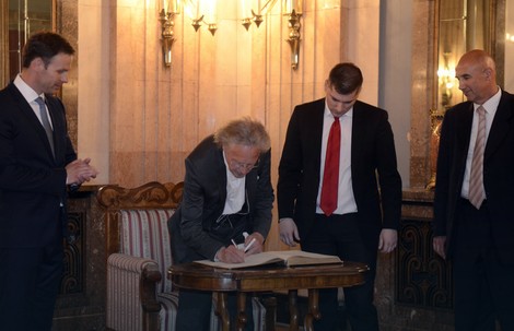 Peter Handke in the City Hall signed a memorandum