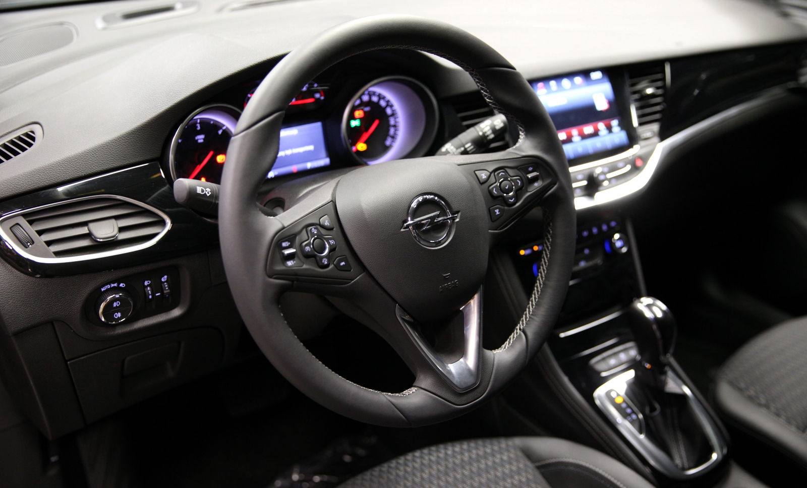 Opel posłuchał głosu kierowców i radykalnie zmniejszył ilość przycisków, których natłok w poprzedniej generacji mógł wprawiać niektórych w zakłopotanie. Jest prościej i czytelniej, a wnętrze zaprojektowano z polotem.<br></br>Niewątpliwie przyczyniło się do tego wprowadzenie nowego systemu IntelliLink R 4.0, który umożliwia korzystanie z interfejsów Android Auto i Apple CarPlay. W opinii ludzi z Opla używanie tych rozwiązań jest proste...