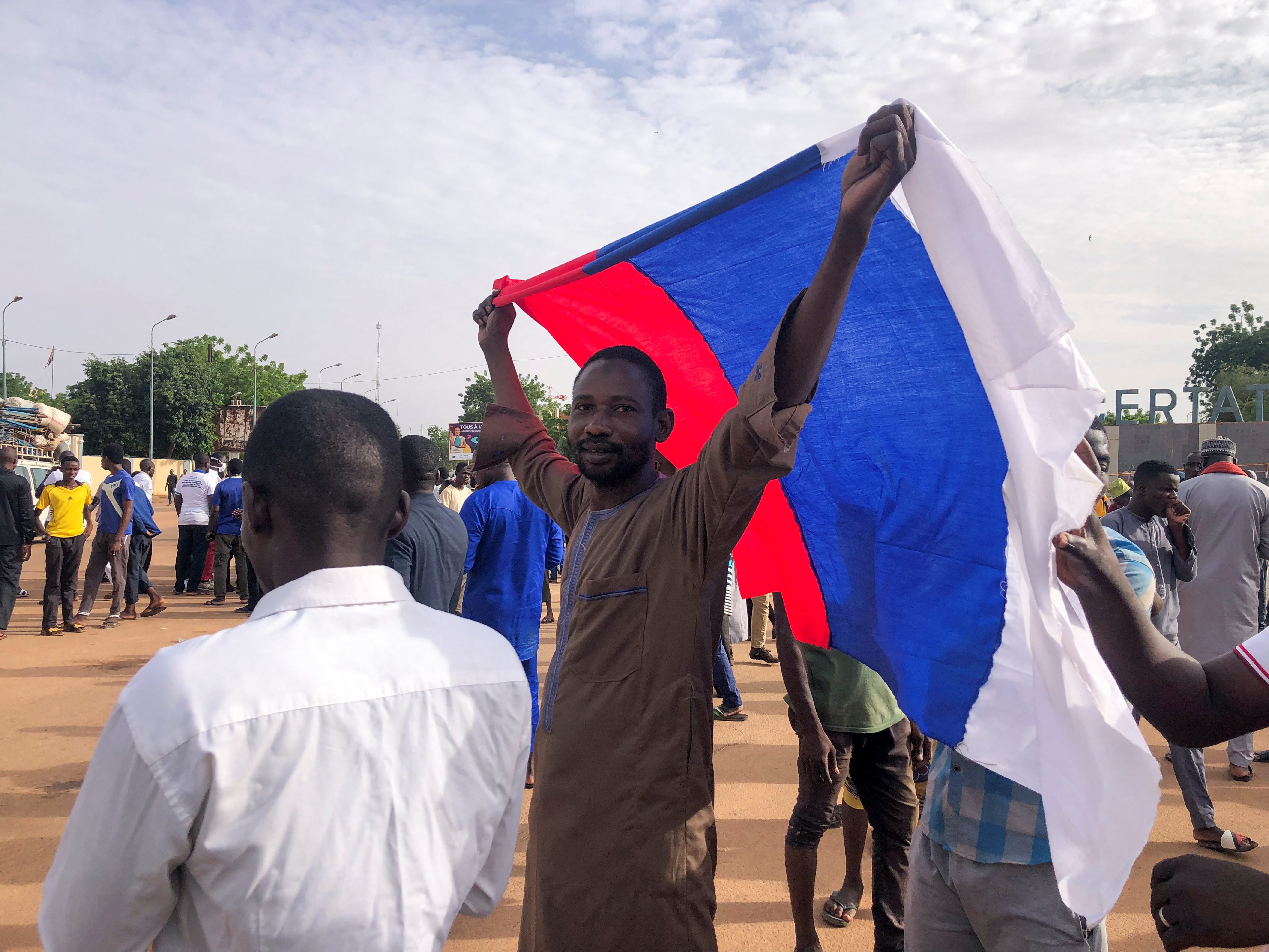 Zwolennik zamachu stanu na ulicy w Niamey / REUTERS / Souleymane Ag Anara