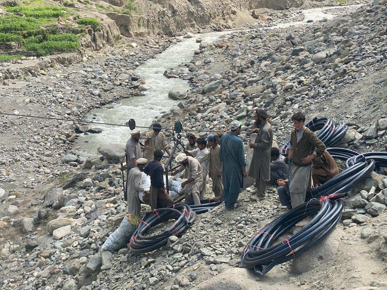 Transport rur do budowy wodociągu w wiosce Sair
