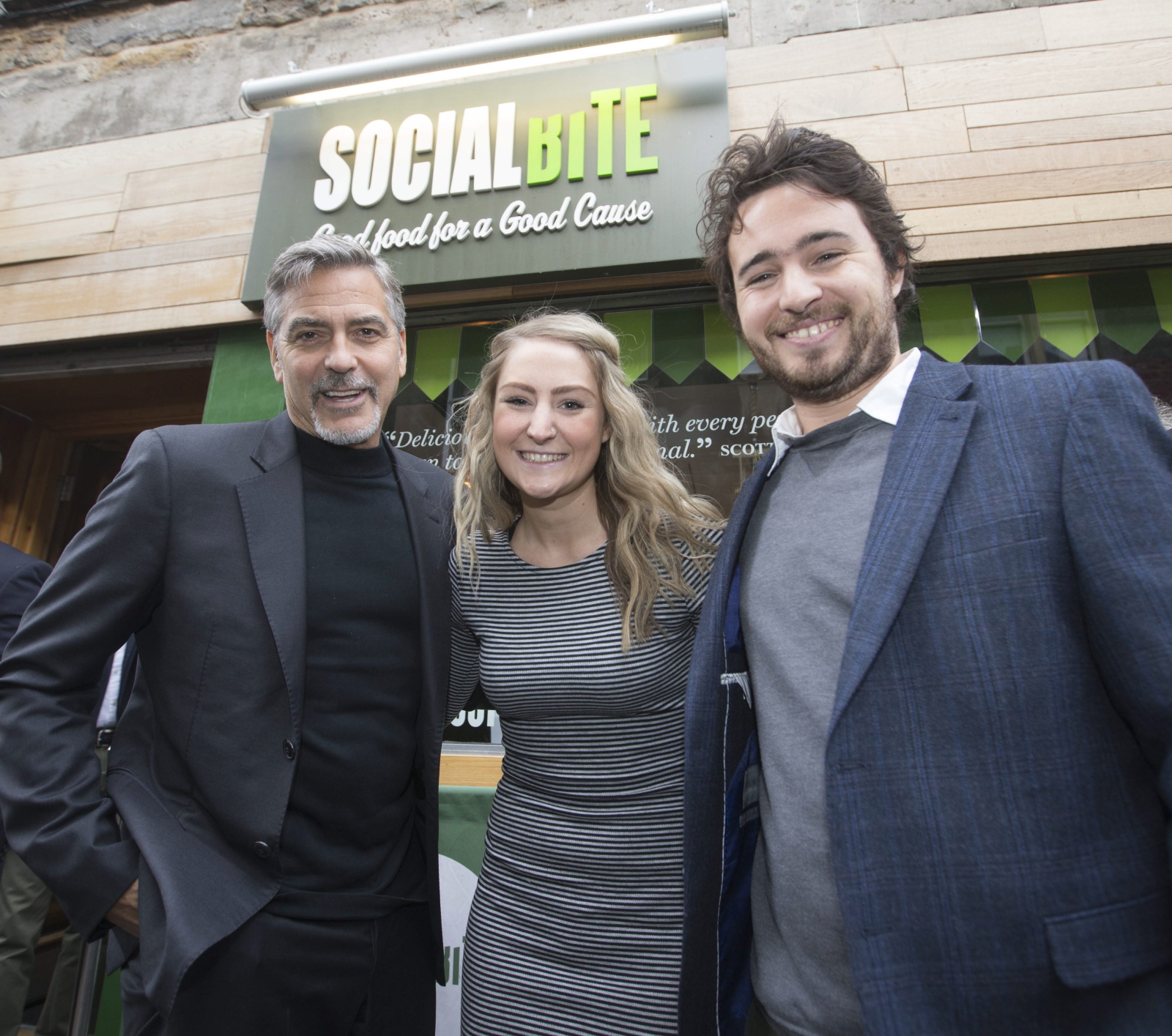 George Clooney i twórcy sieci Social Bite – Alice Thompson oraz Josh Littlejoh