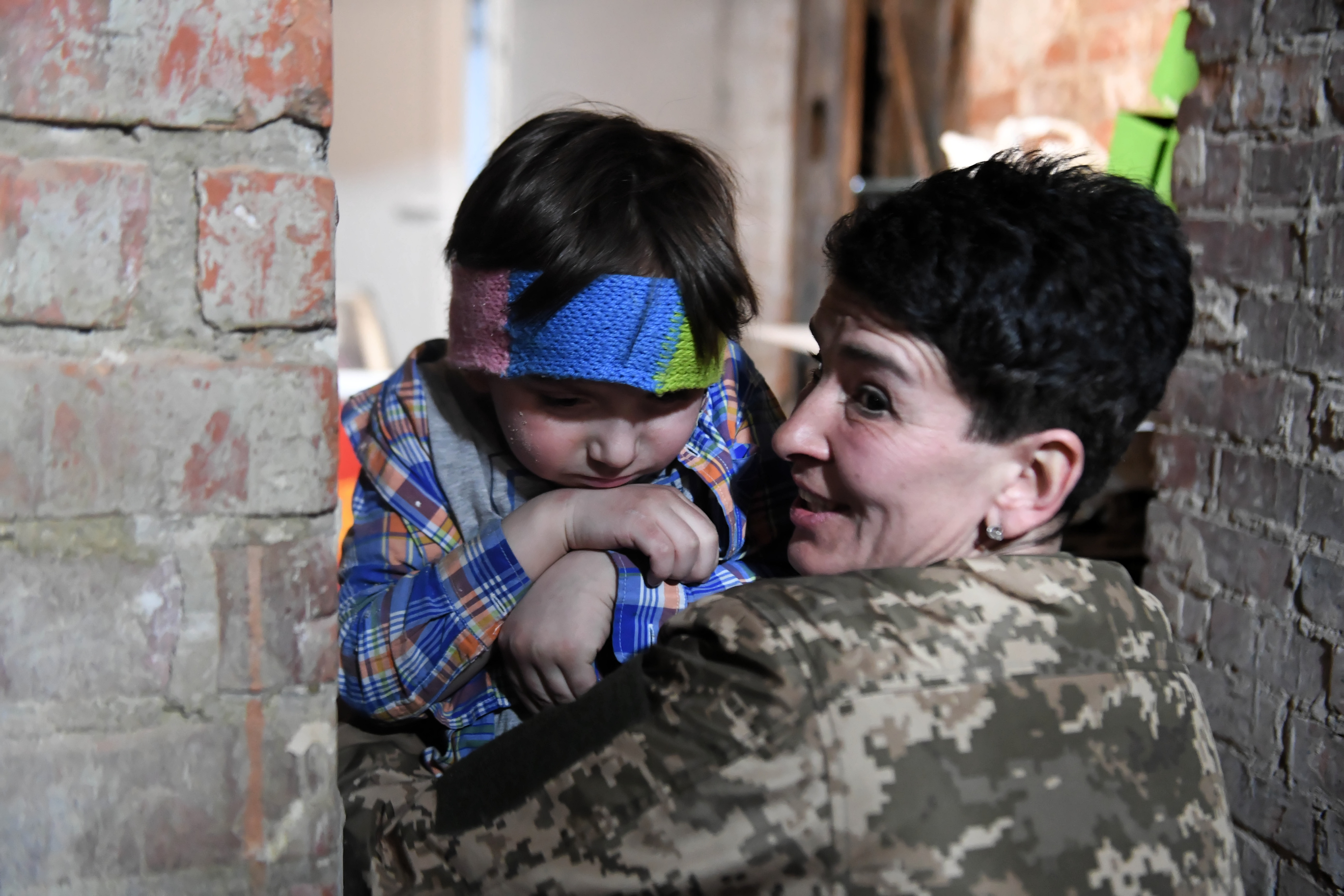  Ukraińskie dziecko w piwnicy jednej z kamienic z Charkowa. Zdjęcie ilustracyjne