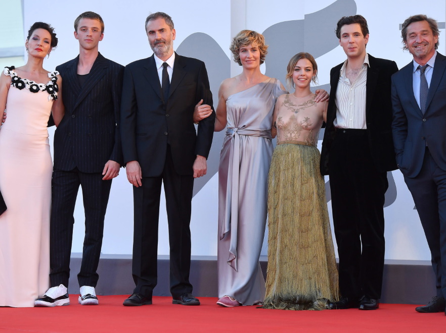 Salome Dewaels (trzecia od prawej) z koleżankami i kolegami z planu filmu