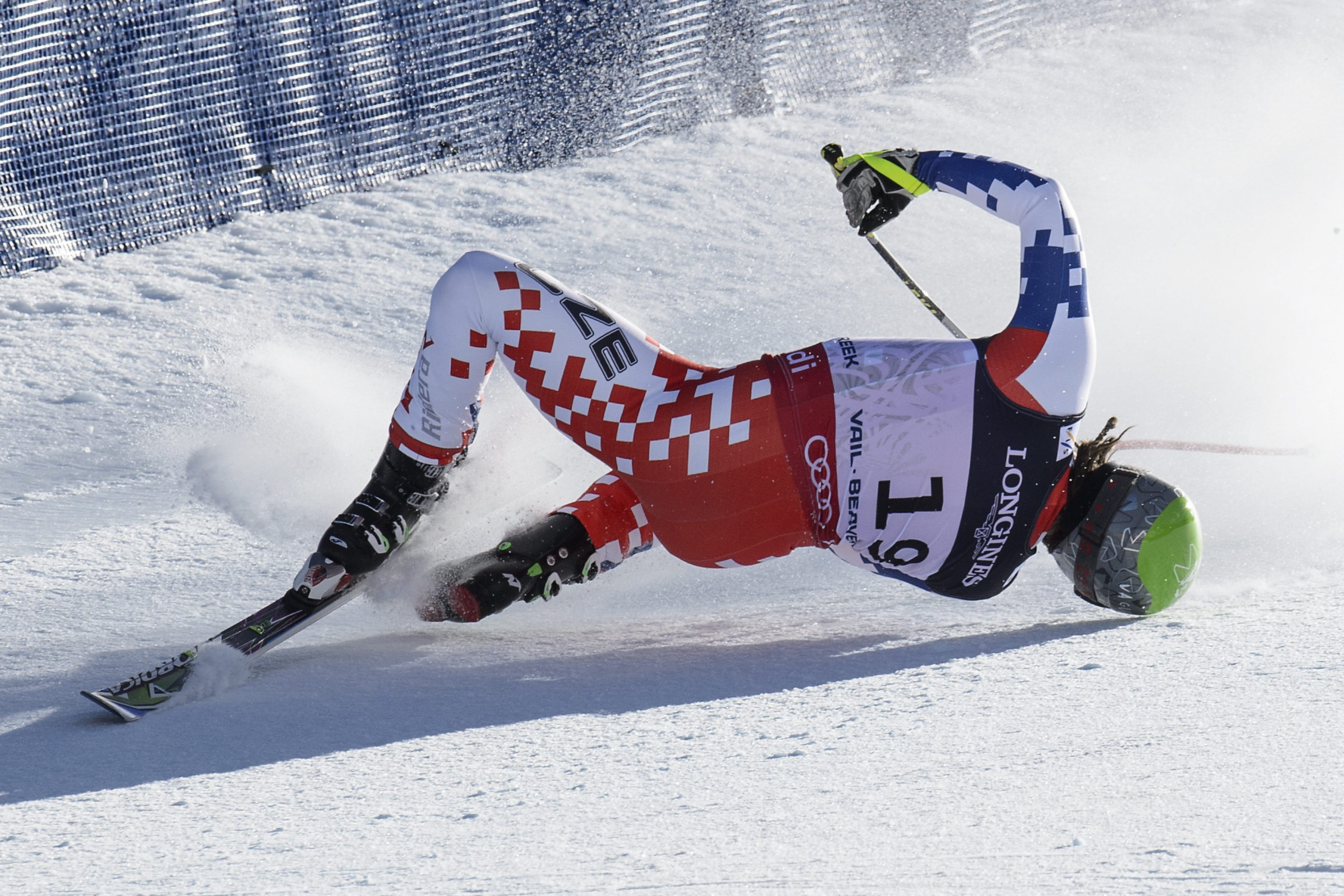 Koszmarny upadek na alpejskich MŚ w Beaver Creek. Ondrej Bank opuścił trasę na noszach