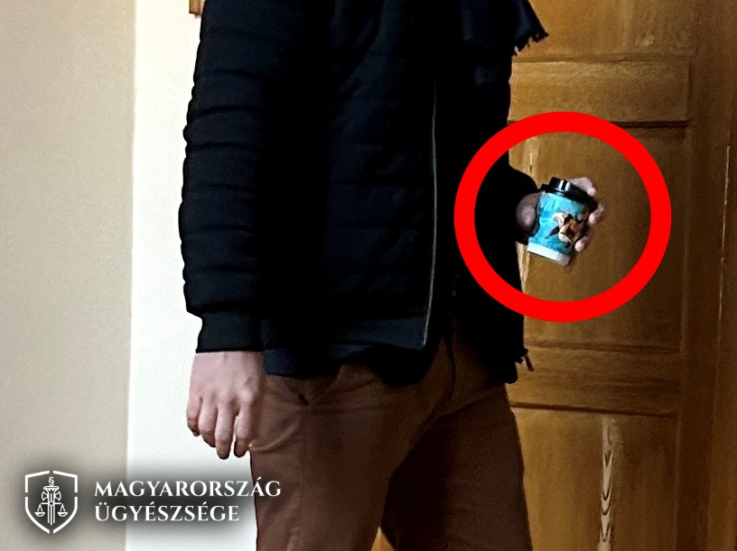 Őrizetbe vették Portik Tamás fiát, aki a tárgyalás előtt kávét öntött a bíró arcába – itt a fotó