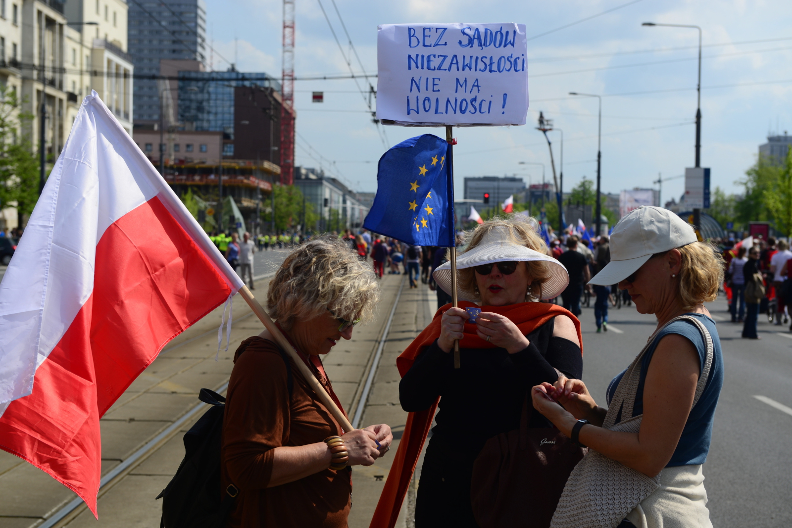 Prezes PSL Władysław Kosiniak-Kamysz zapowiedział, że ludowcy odbiją PiS-owi polską wieś.
Głos zabierali też: b. premier Ewa Kopacz, wiceszef PO Tomasz Siemoniak, szef klubu PO Sławomir Neumann oraz Krzysztof Łoziński z zarządu KOD. Kopacz dziękowała m.in. obecnym na marszu kobietom. Przypomniała, że to właśnie one podczas ubiegłorocznego