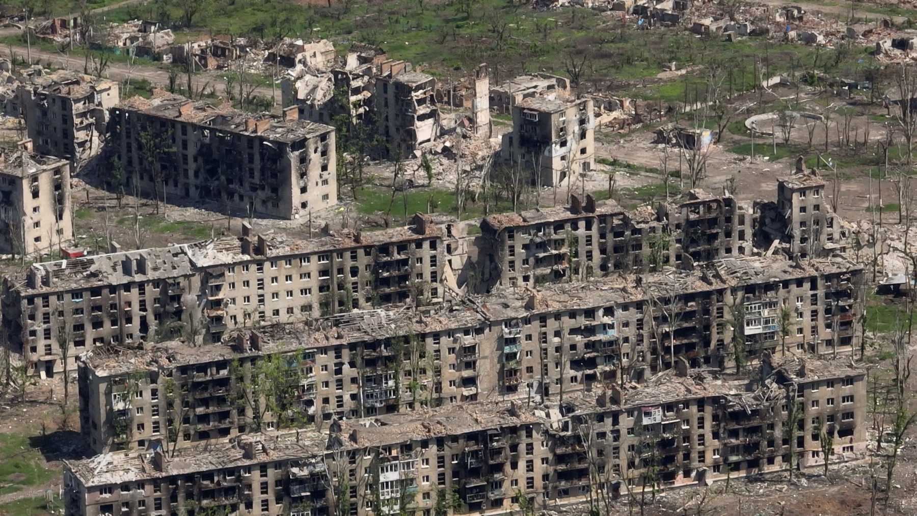 Budynki zniszczone podczas rosyjskiej inwazji w Bachmucie w Ukrainie, 15 czerwca 2023 r.