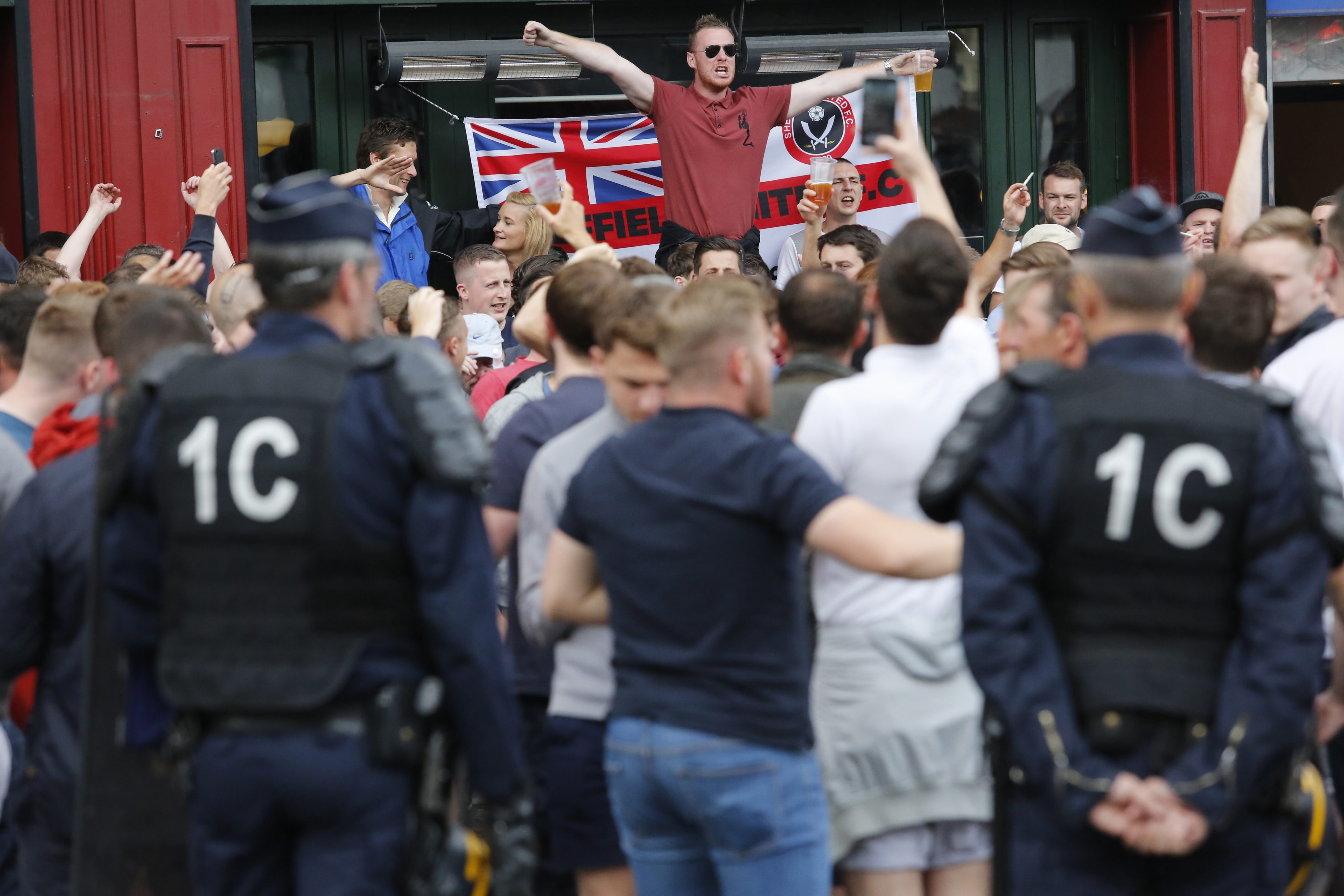 Anglicy mają gdzieś ostrzeżenia UEFA i francuskich władz. Tym razem wywołali zamieszki w Lille