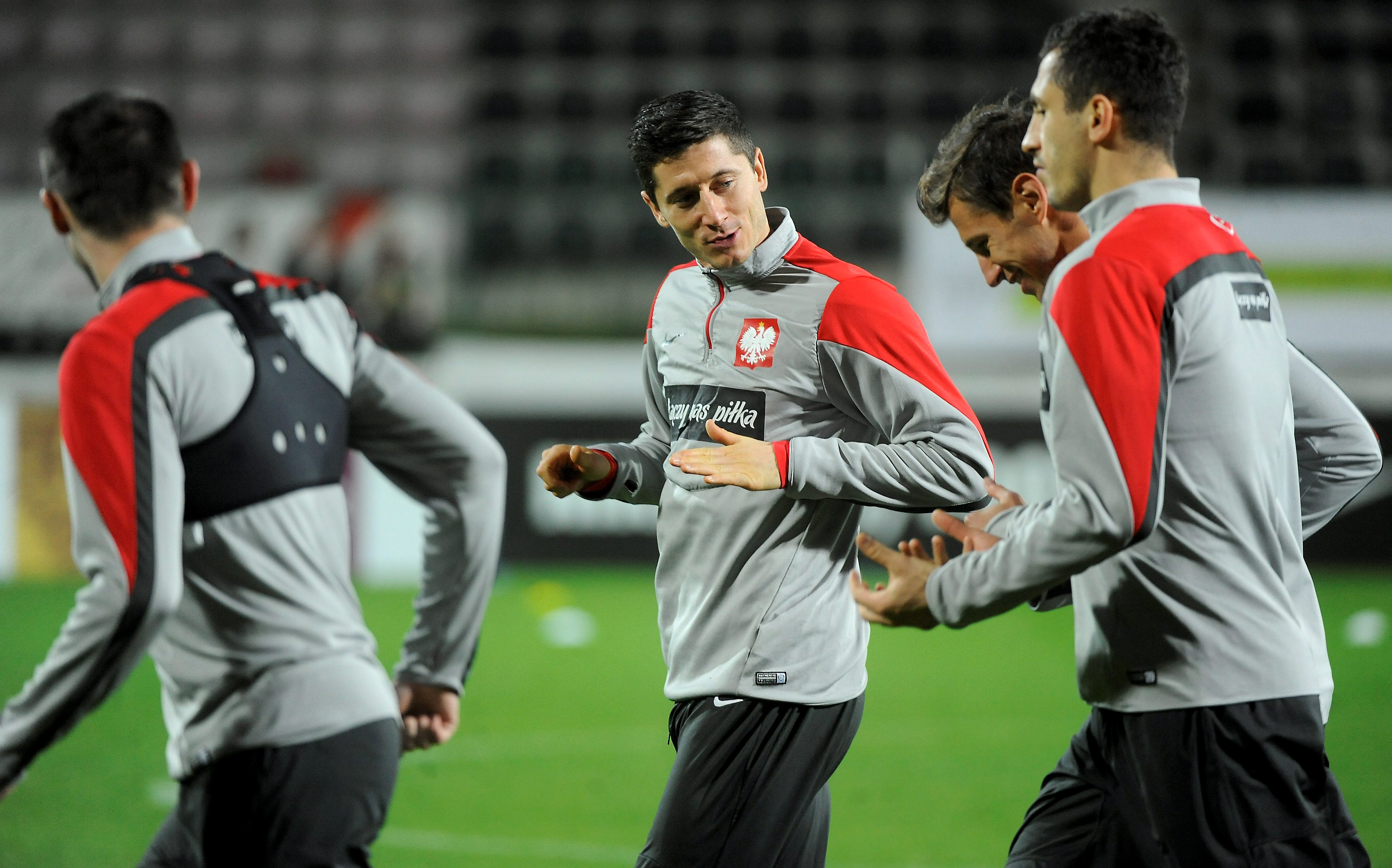 Piłkarze reprezentacji Polski (od lewej): Michał Kucharczyk, Robert Lewandowski, Grzegorz Krychowiak i Tomasz Jodłowiec, podczas treningu kadry w Warszawie.