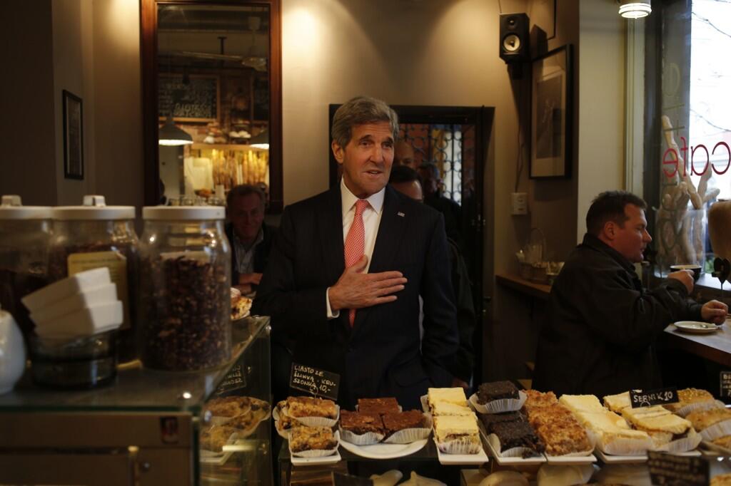 Na Krakowskim Przedmieściu John Kerry zrobił sobie przystanek. Kupił kawę i bułkę