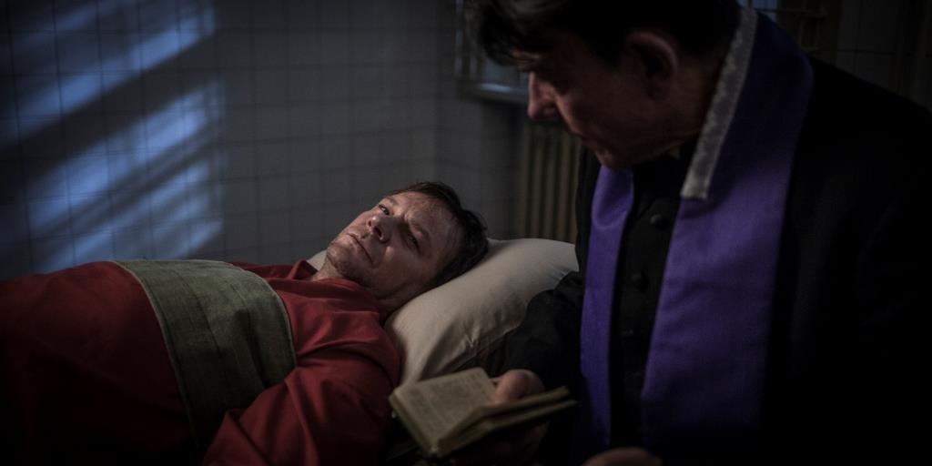 – Dyskusja, jaką wywołał Breivik i jego potworny czyn, wraca do nas w innym wymiarze – mówi reżyser filmu Maciej Żak. – W 2014 roku z polskich aresztów zostało wypuszczonych ponad stu więźniów, którym na podstawie ustawy o amnestii zamieniono wyrok śmierci, na karę dwudziestu pięciu lat pozbawienia wolności. Wywołuje to pytania: jak postępować z brutalnym mordercą? Czy zbrodnia może usprawiedliwić zbrodnię? O więźniach jeden z bohaterów