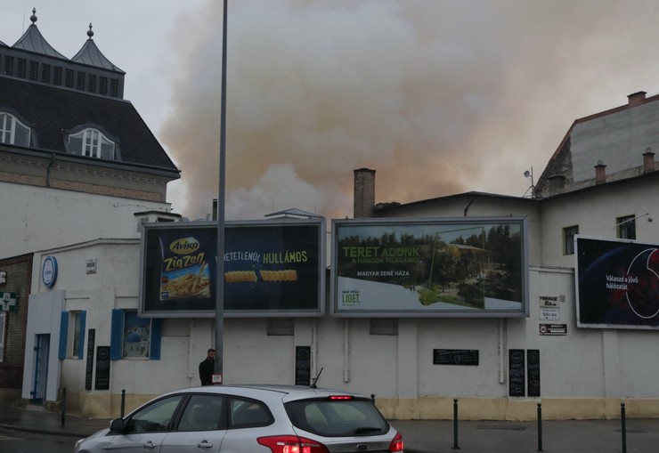 Kigyulladt egy mintegy 1000 négyzetméter alapterületű régi malomépület, amely jelenleg raktárként működik a fővárosban, a Soroksári út IX. kerületi szakaszán szerdán a kora reggeli órákban.