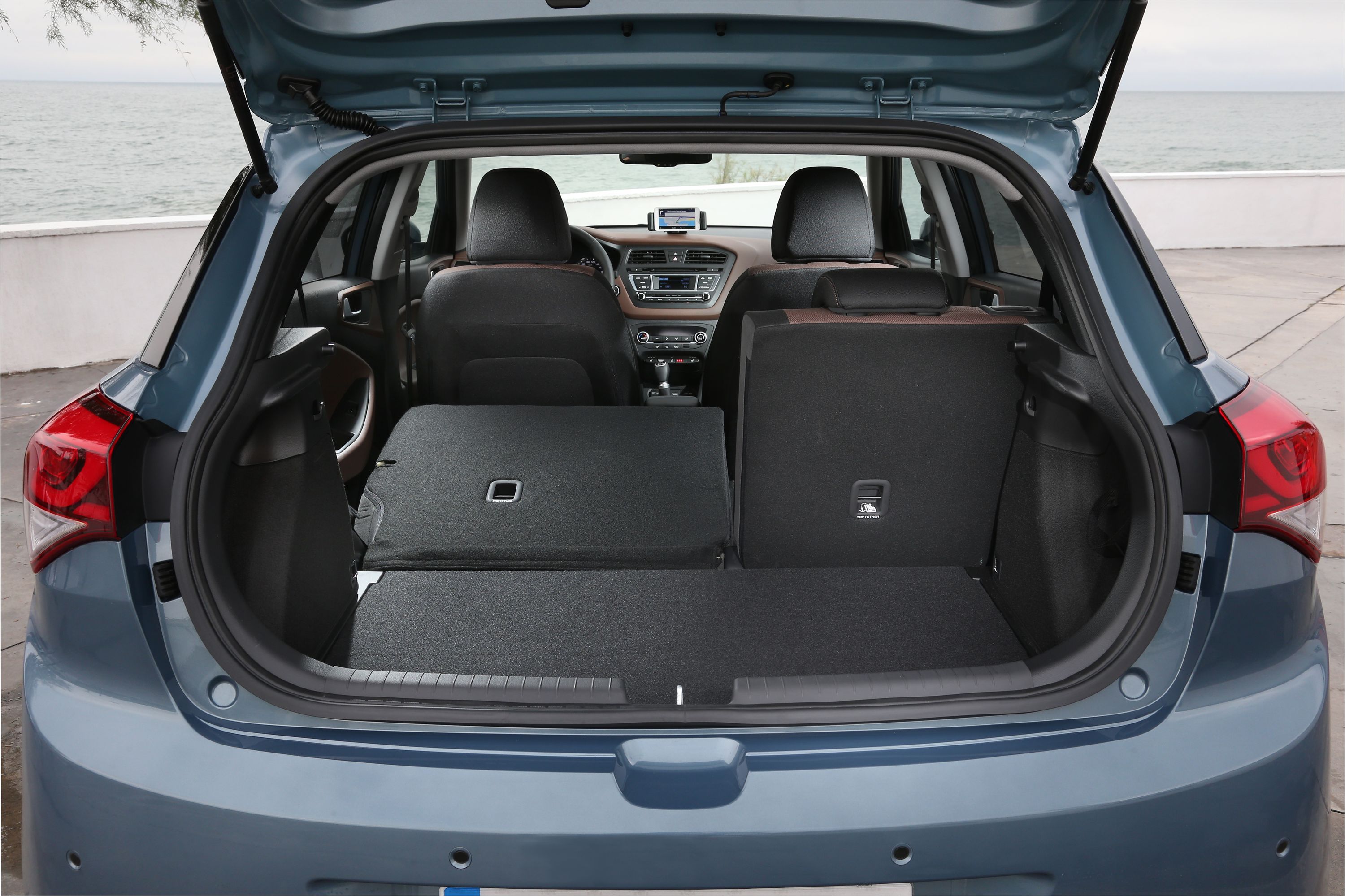 Bagażnik także zawstydza 99 proc. konkurencji - kufer nowego hyundaia i20 przy standardowym ustawieniu siedzeń oferuje 326 l - tylko skoda fabia ma o 4 l większy luk ładunkowy. Cała tylna kanapa daje się złożyć na płasko - a wówczas całkowita pojemność transportowa wzrasta do 1042 l. Podłogę bagażnika można mocować na dwóch poziomach, uzyskując pod nią dodatkowy schowek. Jazda i silniki?