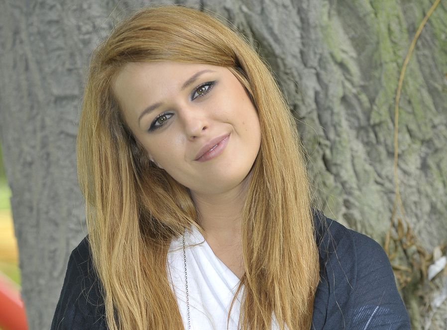 Kaja Paschalska po raz pierwszy stanęła przed kamerą jako mała dziewczynka. Od tamtego czasu minęło kilkanaście lat, a Kaja wciąż występuje w telenoweli
