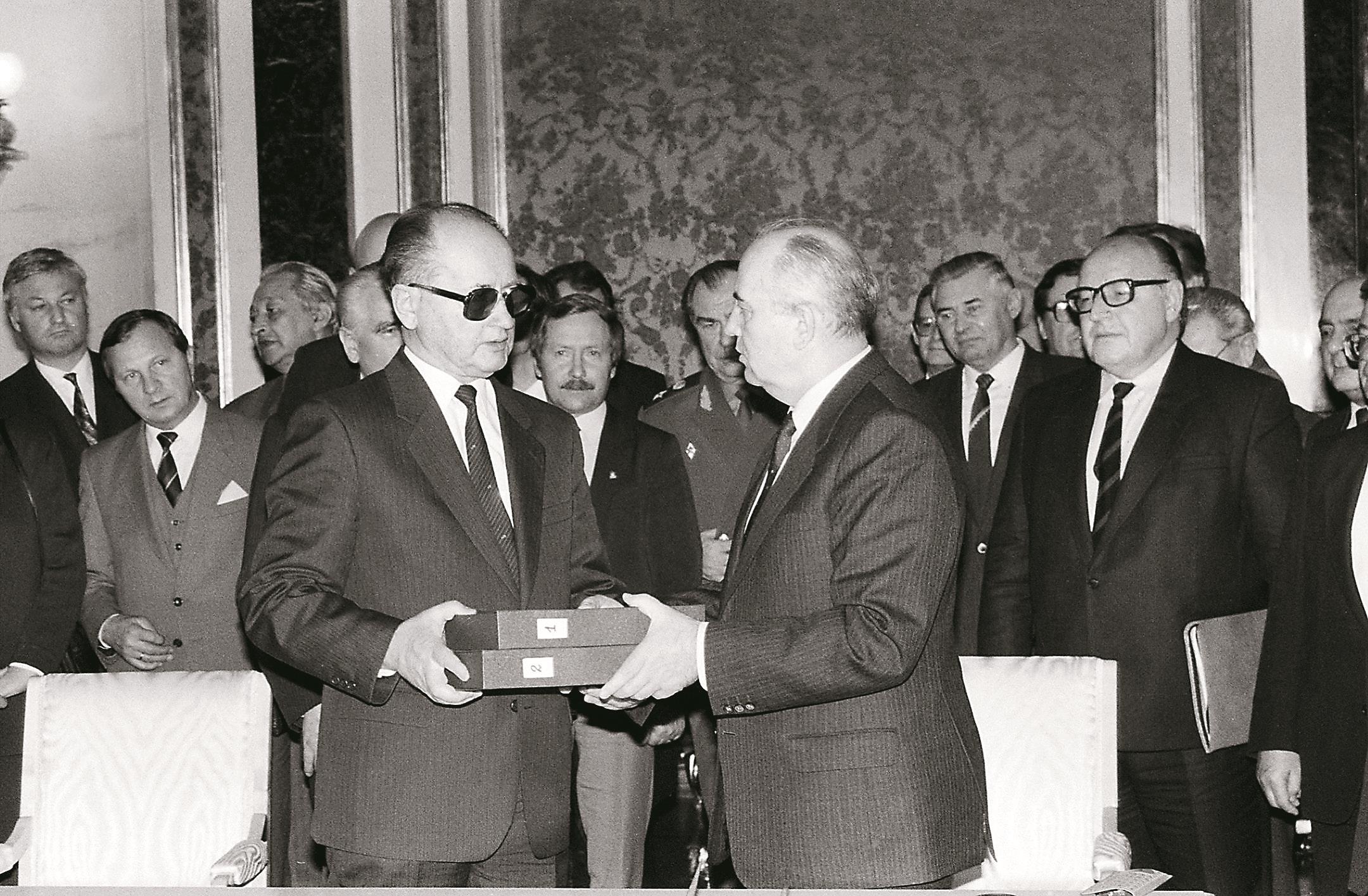Przywódca ZSRR Michaił Gorbaczow przekazuje gen. Wojciechowi Jaruzelskiemu dokumenty dotyczące zbrodni katyńskiej
