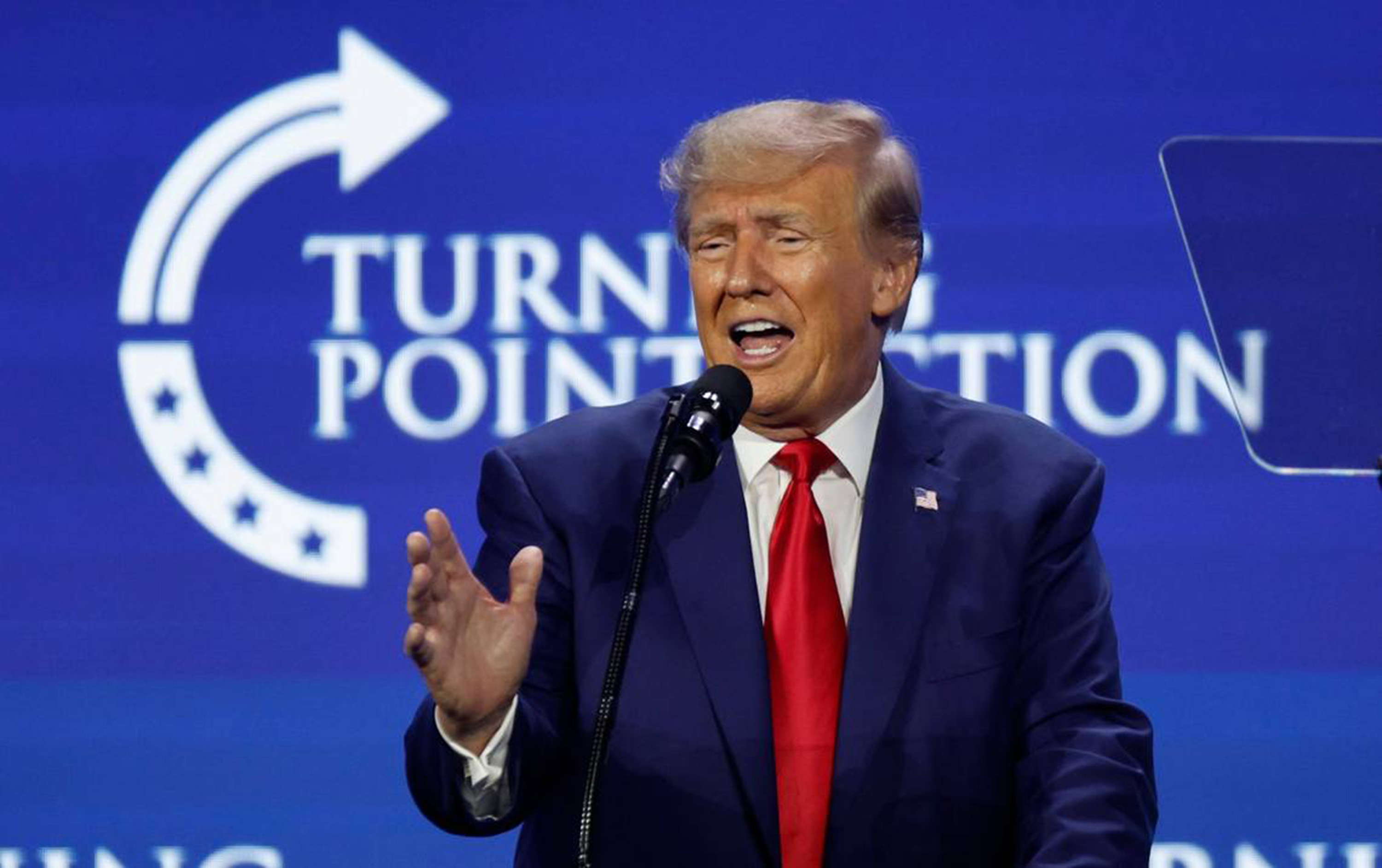 Élőben közvetítik Donald Trump perét