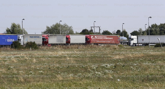 Útinform április 1-jén: Baleset, útlezárás, több kilométer hosszú sor a határnál