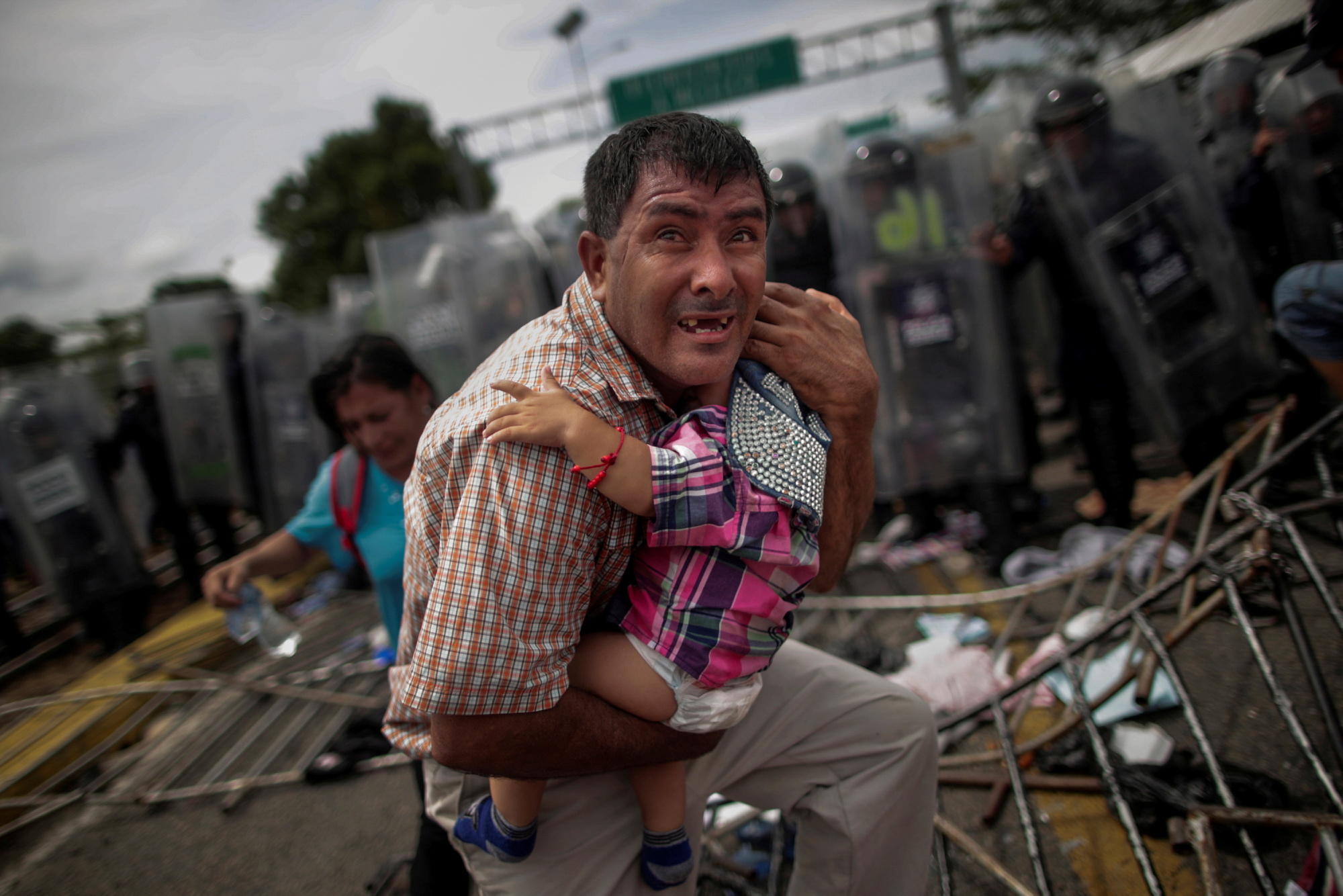Policja rozgania szturmujących przejście na granicy Gwatemala-Meksyk w Ciudad Hidalgo, 19 października 2018 r.