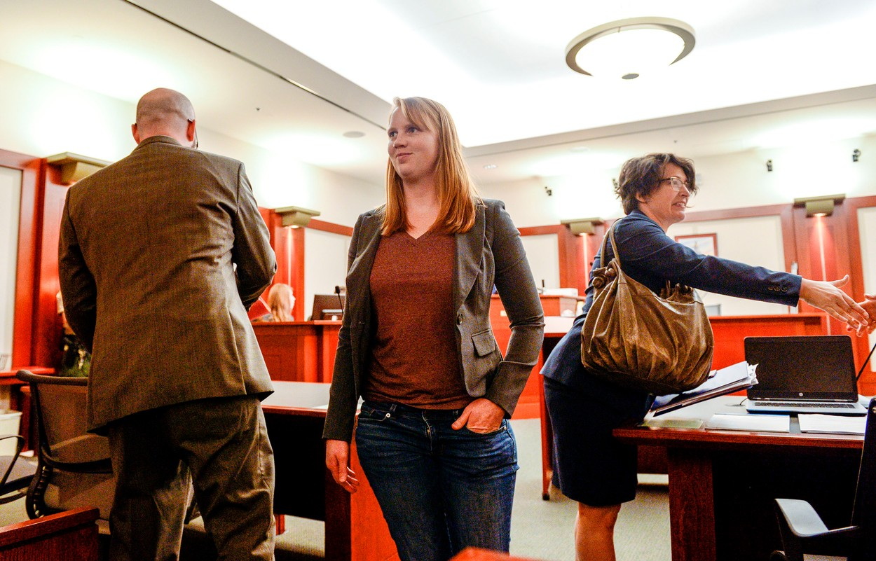 Saját otthonában vetkőzött félmeztelenre ez a nő, vádat emeltek ellene