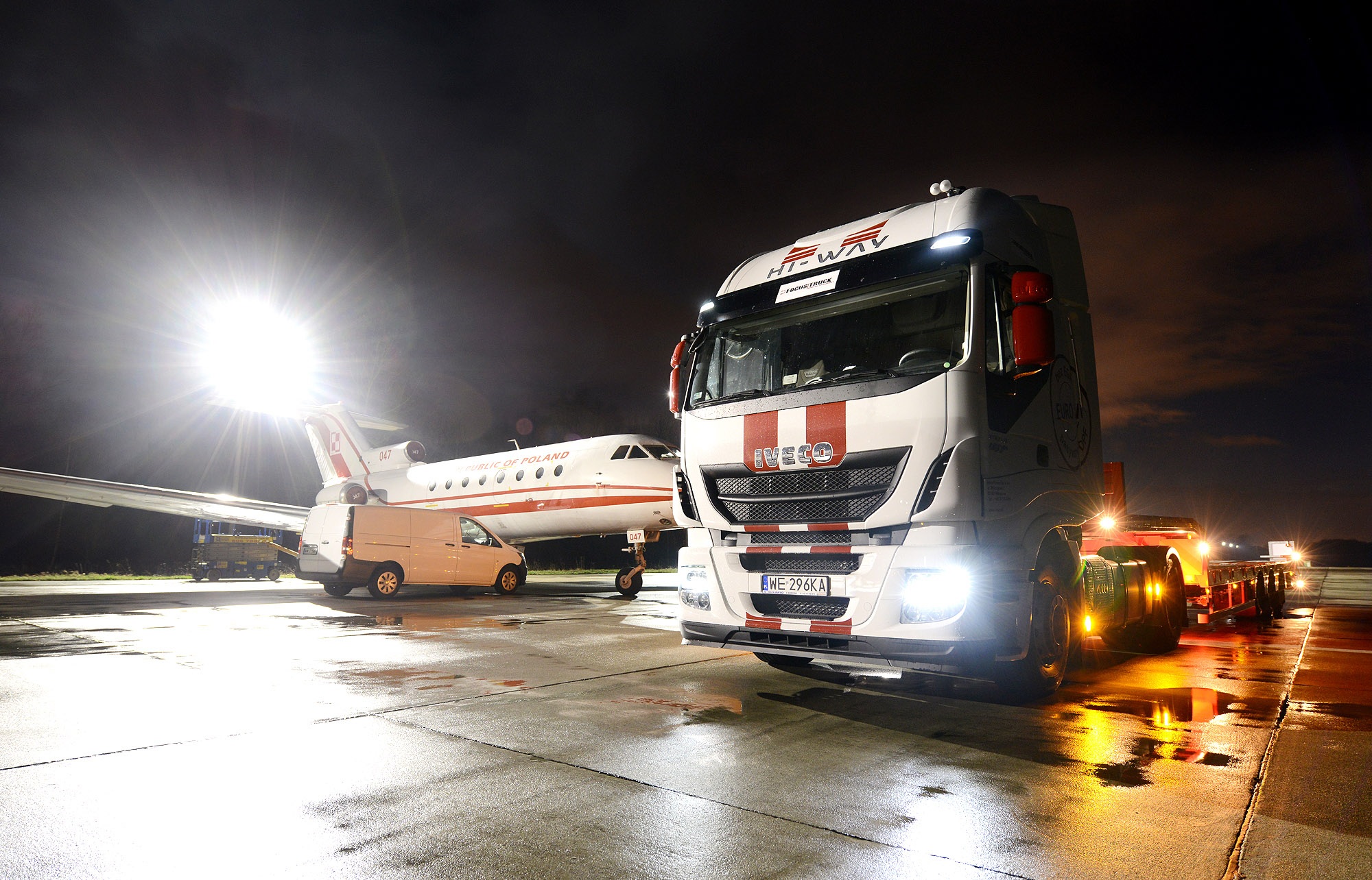 Dwuosiowy Stralis Hi-Way pracował z trzyosiową naczepą Kassbohrer, na którą załadowano mniejsze elementy - tylny statecznik poziomy, osłony zewnętrzne samolotu i inne elementy.