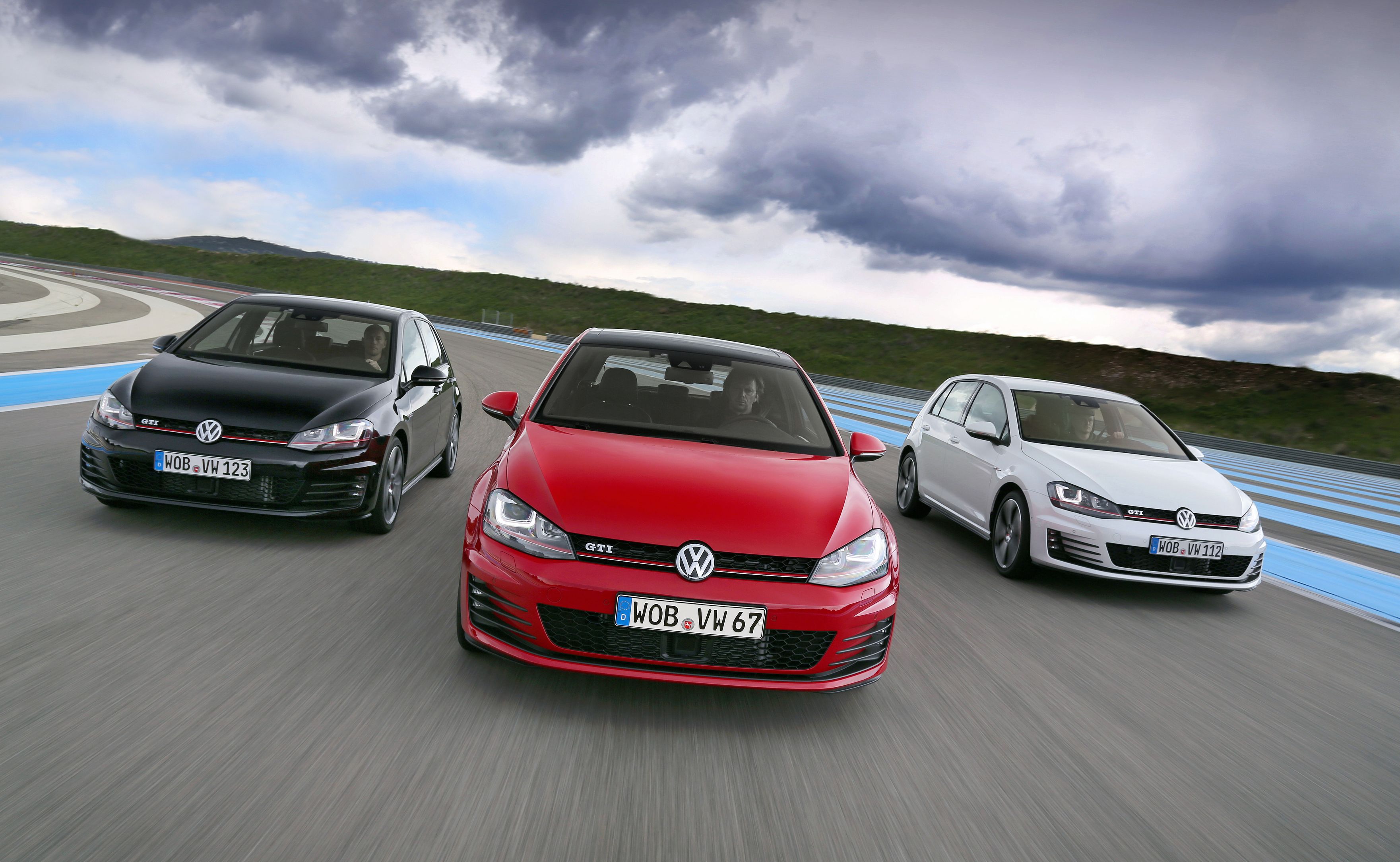 W 2015 roku numerem jeden był <b>volkswagen golf</b>. Jak wynika ze statystyk policji od stycznia do listopada złodzieje ukradli 624 sztuki niemieckiego kompaktu. W 2014 ten model także był na pierwszym miejscu - wtedy zniknęło 817 egzemplarzy.