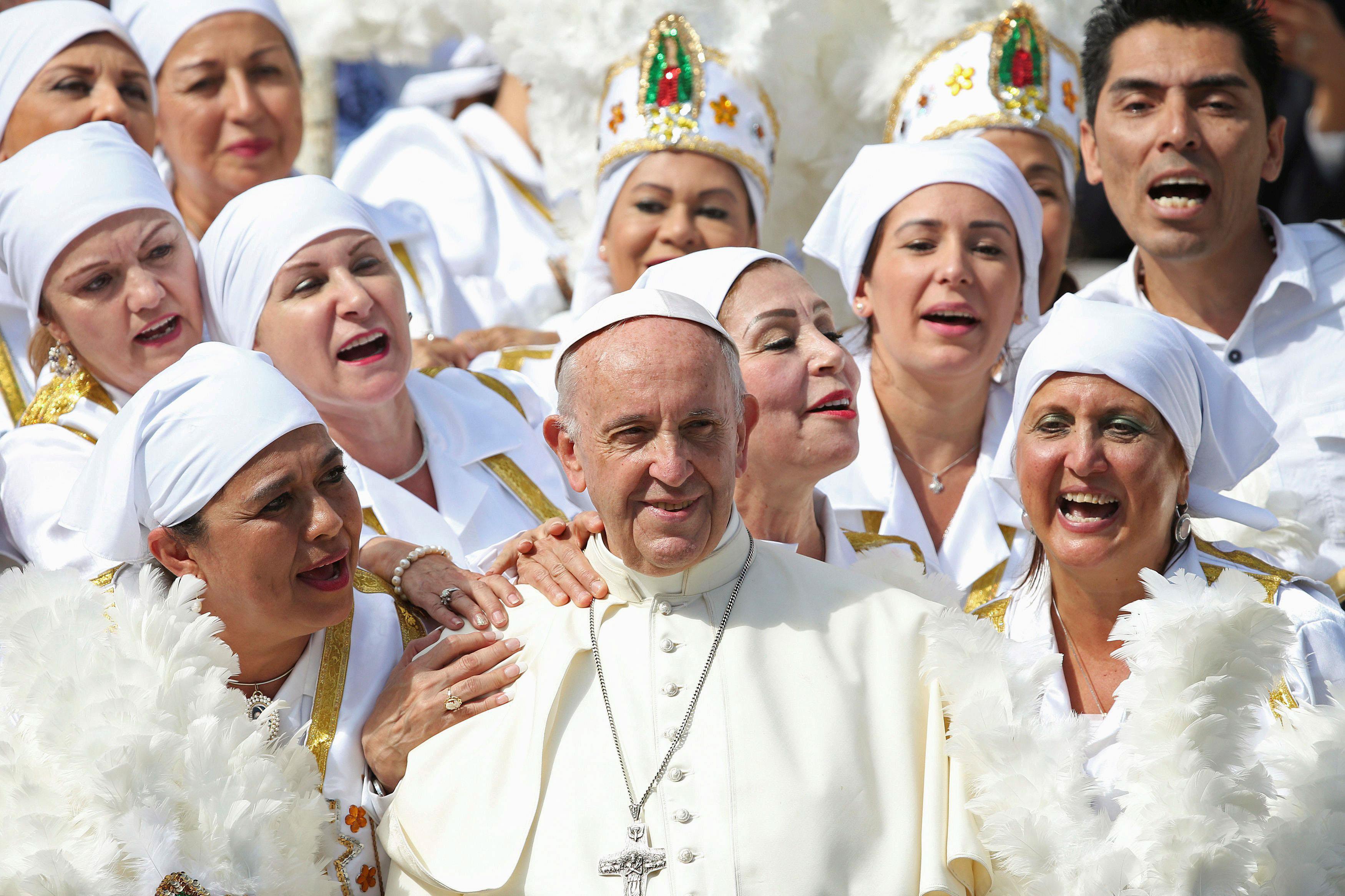 Pope Francis poses with a group of faithfuls from Mexico during the Wednesday general audience in Sa