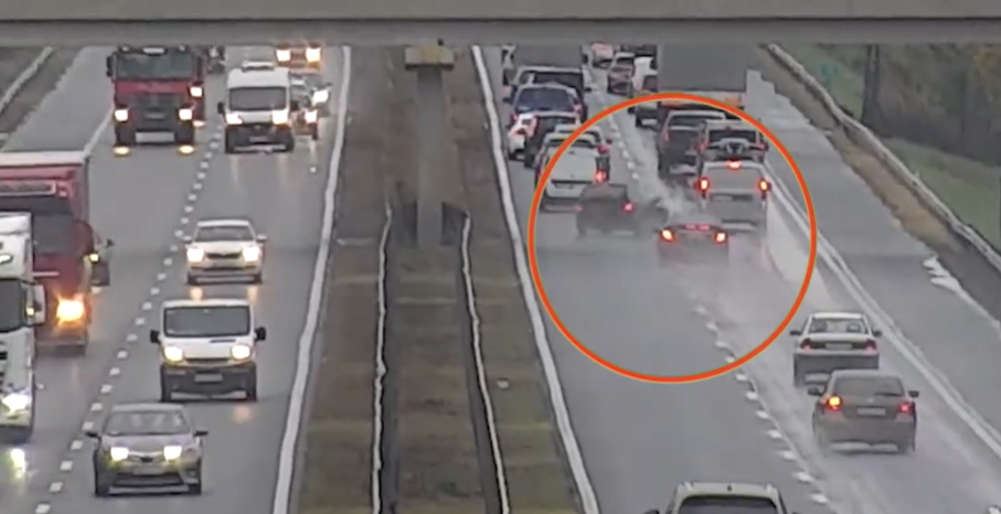 Hatalmas balesetet okozott az M3-ason egy figyelmetlen sofőr – videó