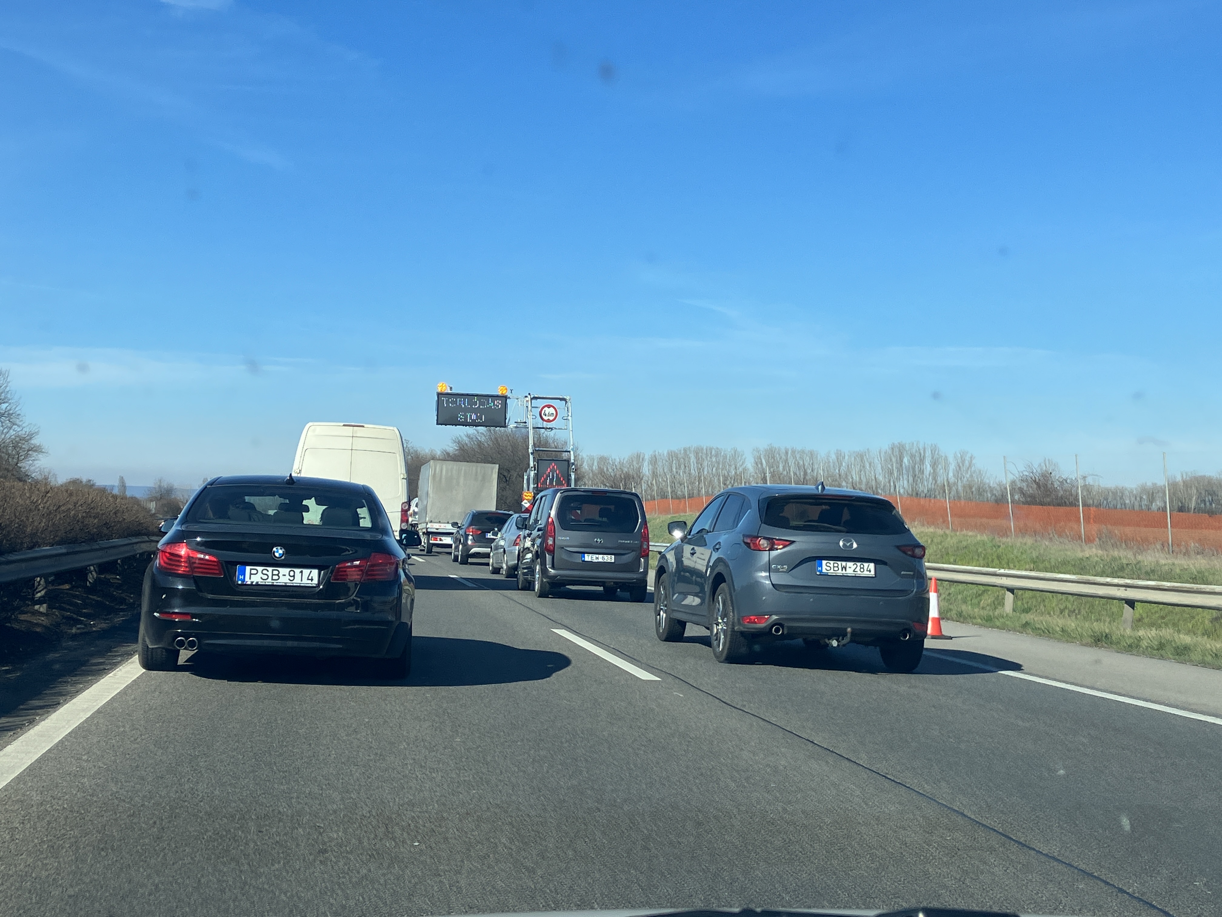 Egy őrült osztrák sofőr randalírozott az M1-esen: a rendőrök kapták ki a forgalomból - videó