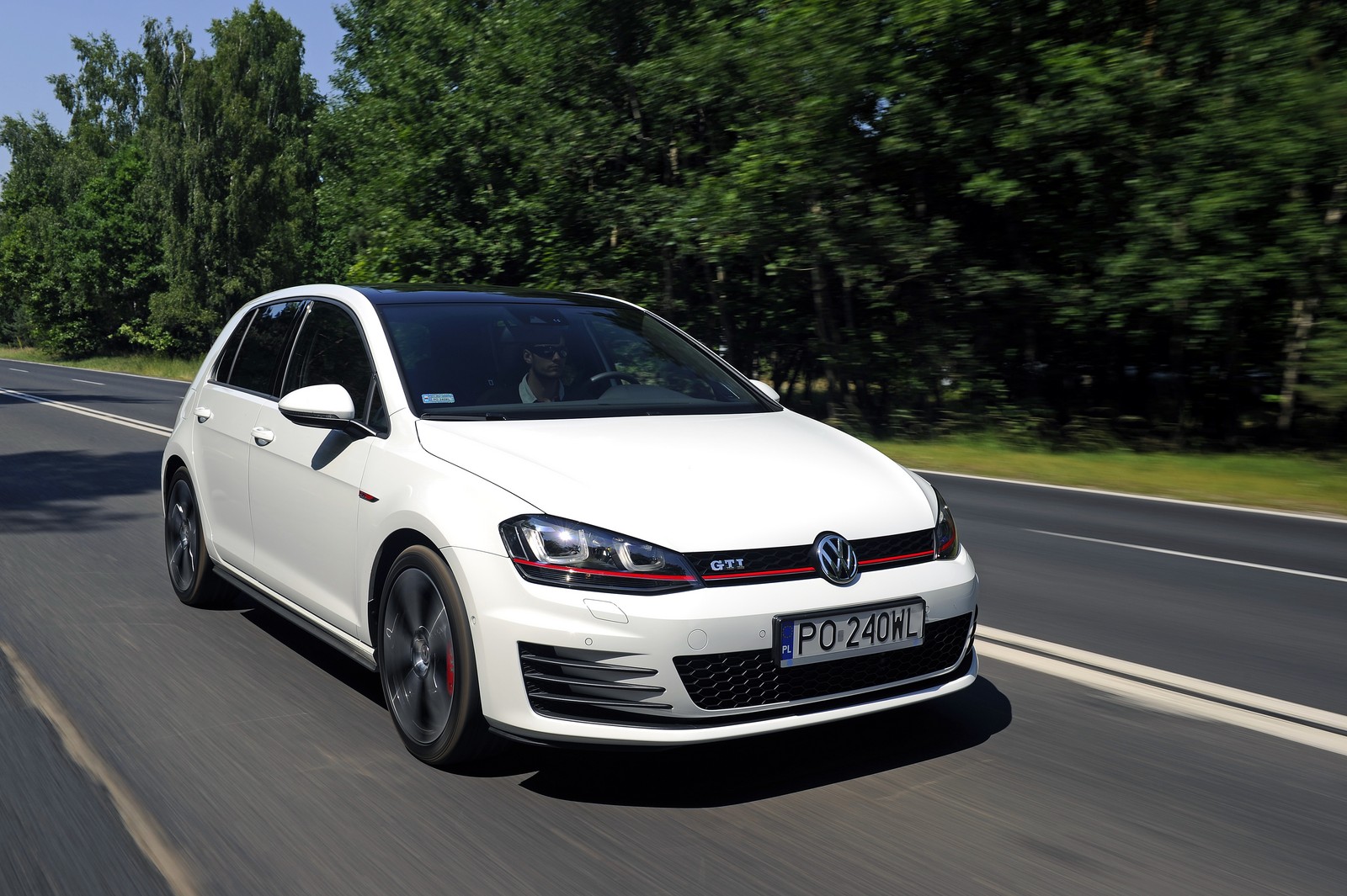 Oba warianty GTI (standardowy i Performance), wyposażone seryjnie w system Start-Stop i 6-biegową, manualną skrzynię biegów. Średnie spalanie Golfa GTI zostało obniżone w porównaniu z poprzednikiem (210 KM) o 1,3 litra (obecnie golf GTI zużywa średnio 6 litrów benzyny w cyklu NEFZ), czyli średnie zużycie w porównaniu do poprzednika spadło o 18 procent. Przy 50 litrowym zbiorniku paliwa, teoretyczny zasięg to ponad 800 kilometrów. Silnik nowego golfa GTI spełnia normę emisji spalin Euro 6.