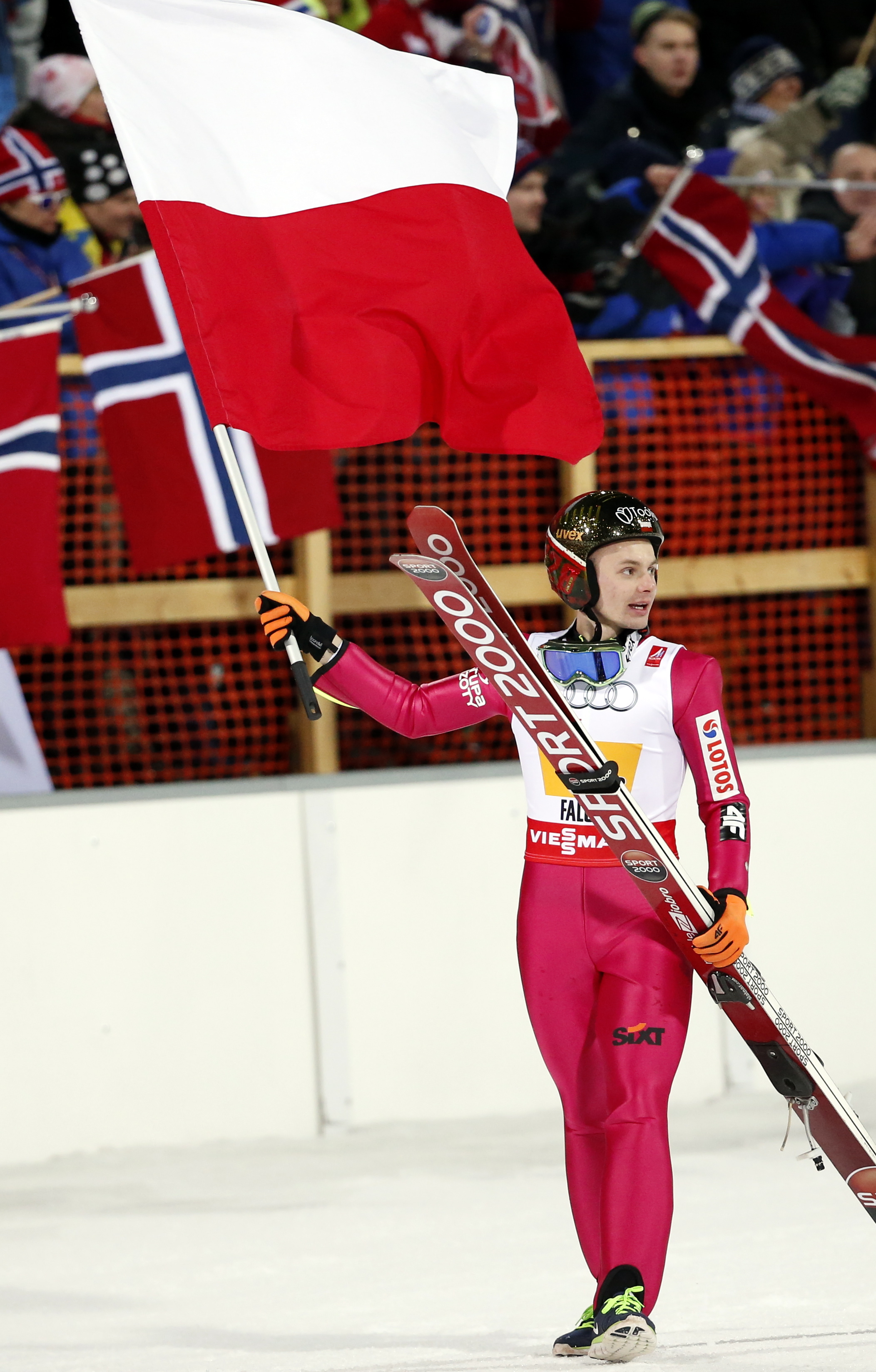Brąz dla Polaków. Polska drużyna, w składzie: Kamil Stoch, Jan Ziobro (na zdj.), Klemens Murańka i Piotr Żyła, zdobyła brązowy medal mistrzostw świata w szwedzkim Falun, 28 bm. Polacy zajęli 3. miejsce w konkursie drużynowym na skoczni HS-134.