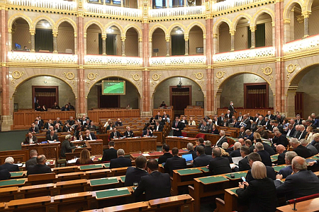 Elszabadultak az indulatok a parlamentben: lenémították a momentumos képviselőt a &quot;rózsafüzéres&quot; megjegyzése miatt