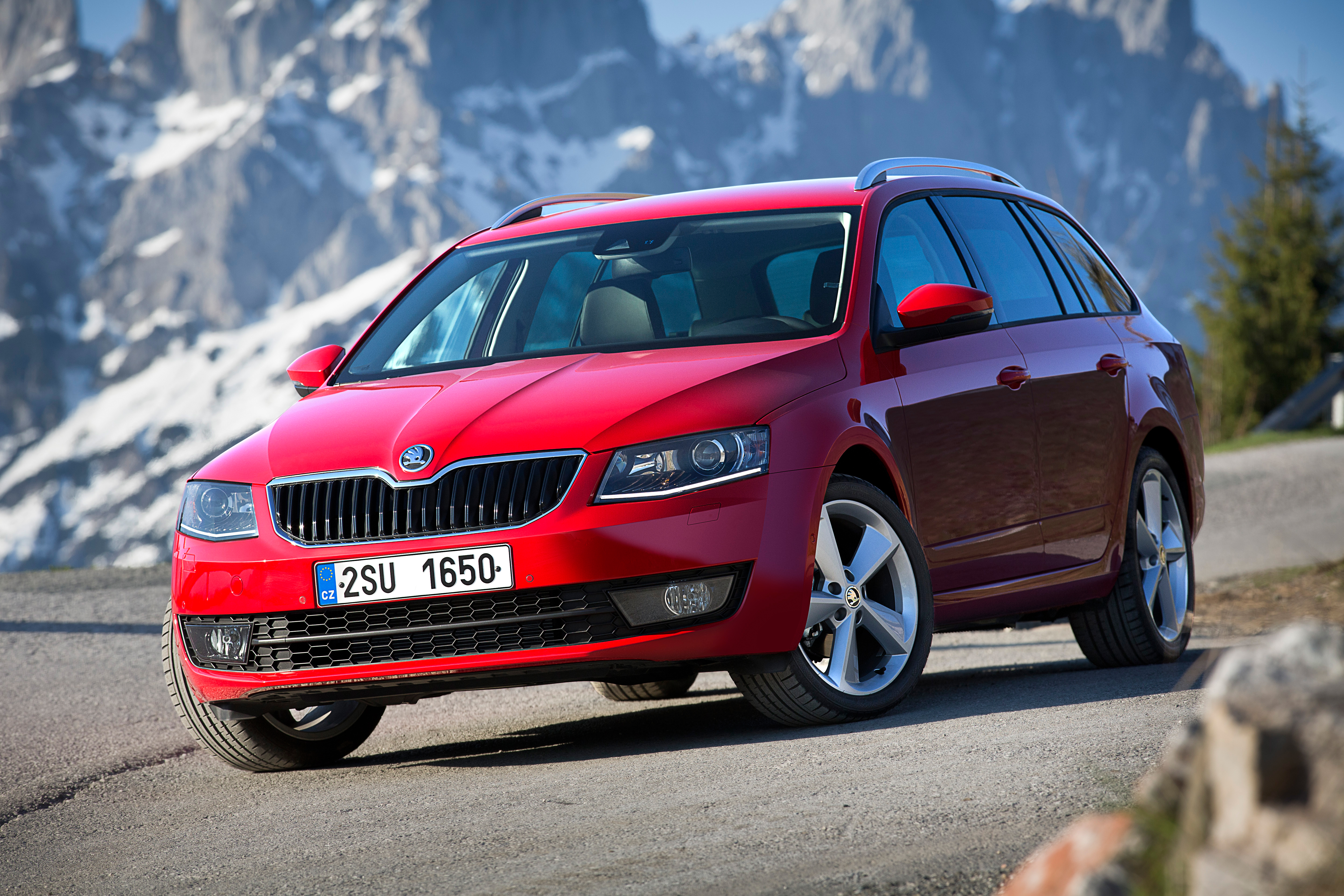 Najtańsza odmiana napędzana turbodieselem kosztuje od 75 200 zł - pod maską pracuje silnik 1.6 TDI/90 KM. Każdy model ma w standardzie klimatyzację, relingi dachowe i dziewięć poduszek powietrznych.