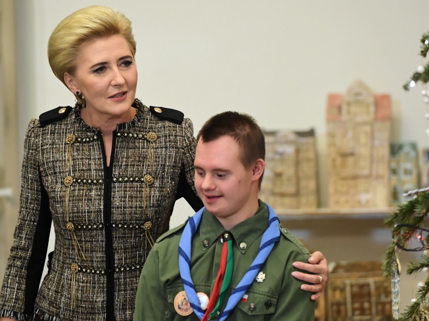 ... całość uzupełniał dość mocny makijaż i oryginalne kolczyki. To była zdecydowanie