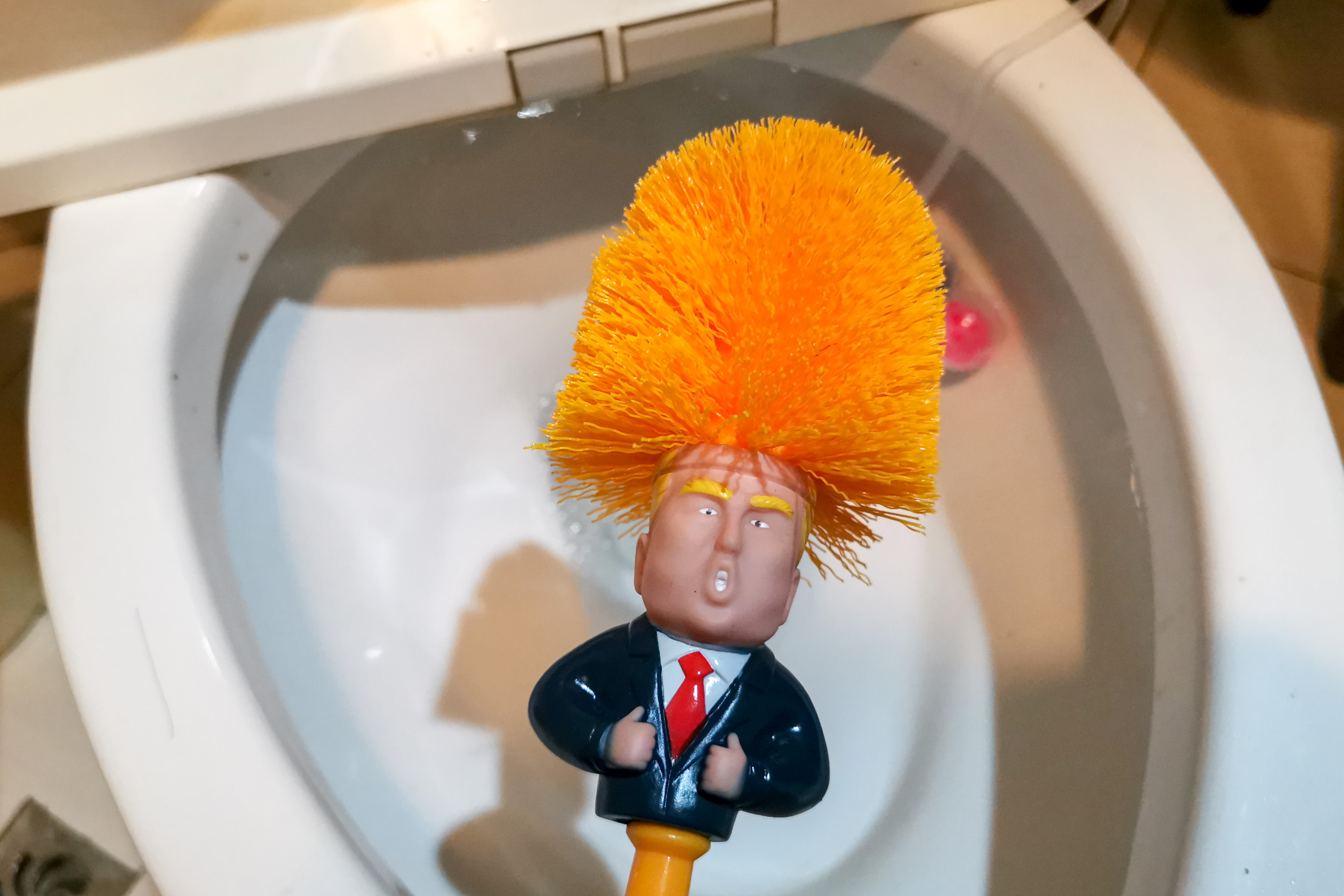 Elképesztő találmány: Donald Trump fejével mostantól kefélni is lehet,  legalábbis, ha WC-ről van szó - Blikk