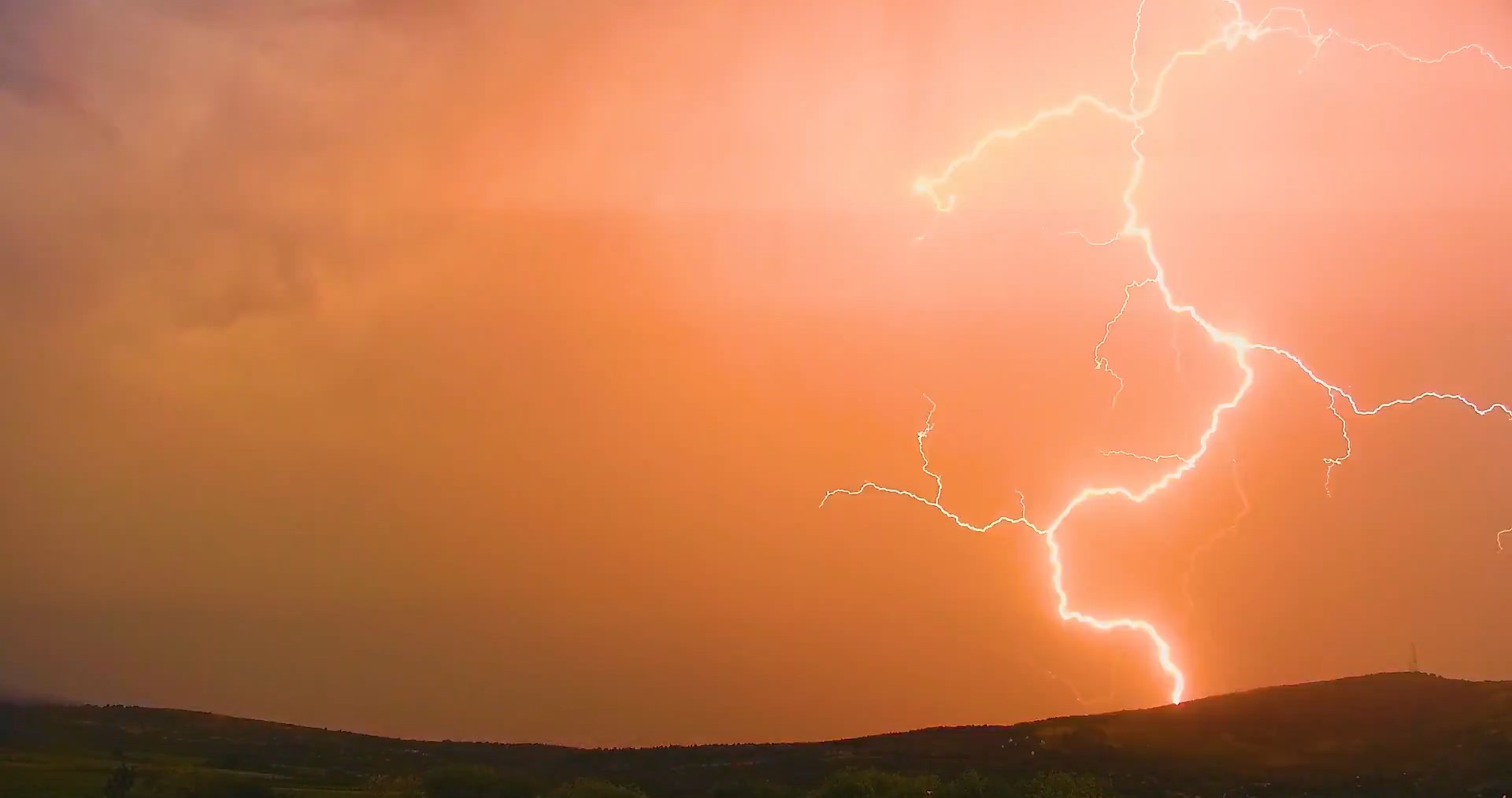 Bejött a narancsriasztás: orbitális villámok és jégeső csapott le Magyarországra - fotókon és videón az ítéletidő