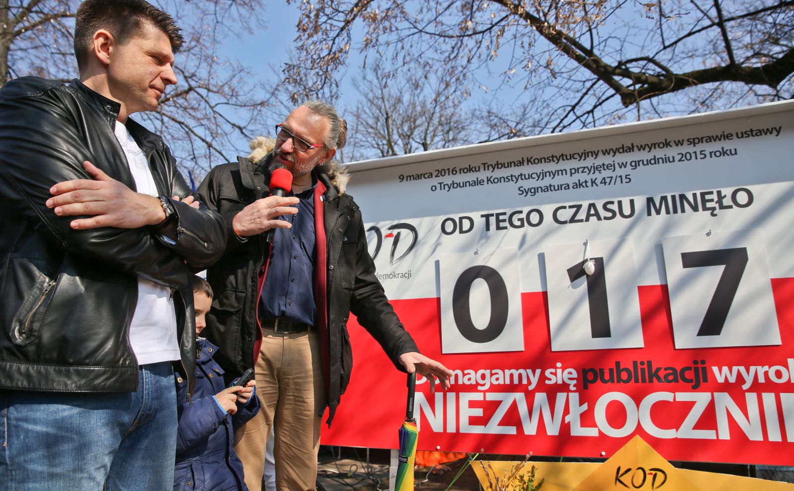 Kijowski, wraz z obecnym na manifestacji szefem Nowoczesnej Ryszardem Petru, złożyli zgromadzonym życzenia świąteczne, a także przestawili licznik ustawiony przed KPRM, który wskazuje dni, jakie upłynęły od wydania orzeczenia TK.