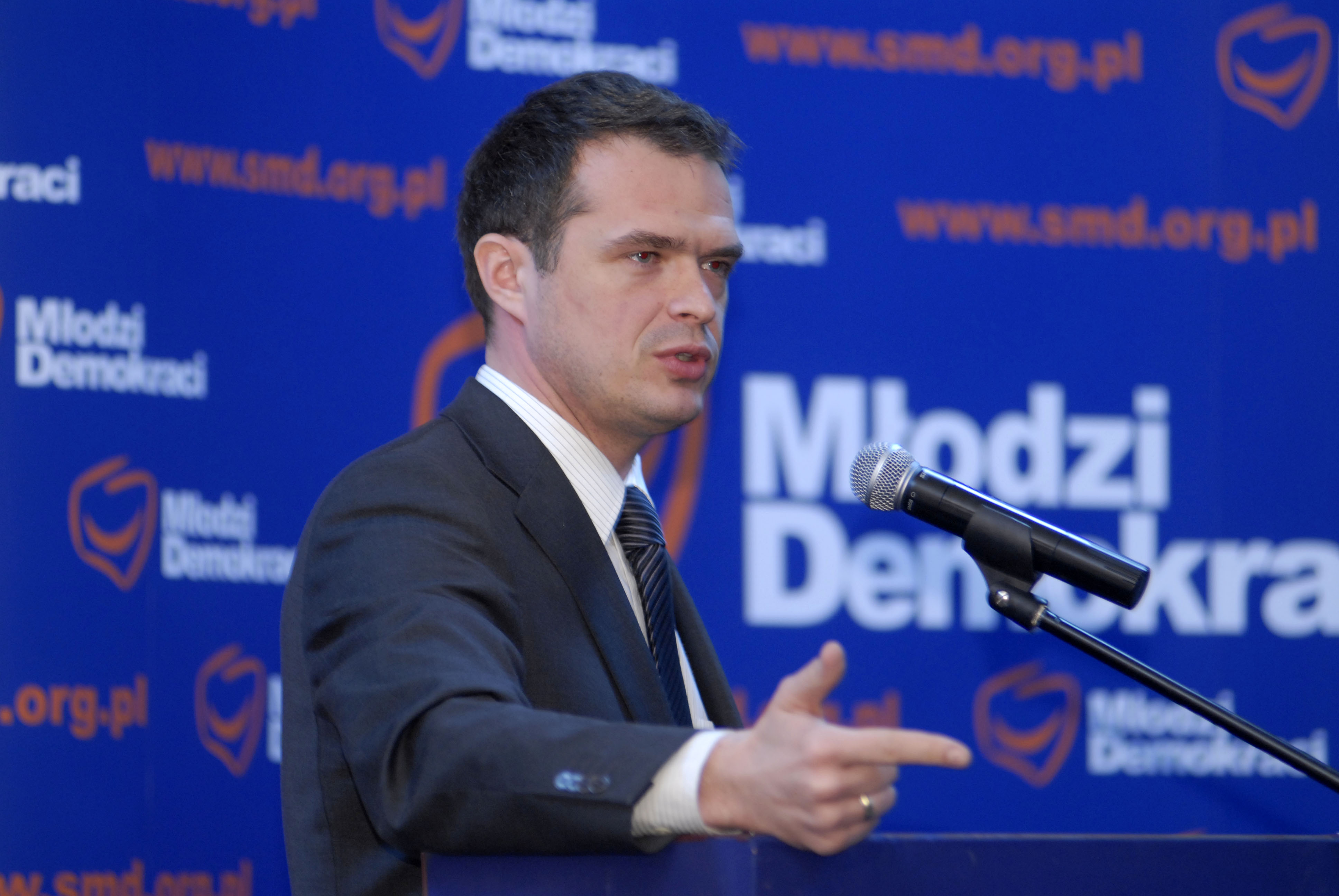 Szef gabinetu politycznego premiera, młody demokrata, uważa, że klapsy to dobra metoda wychowawcza