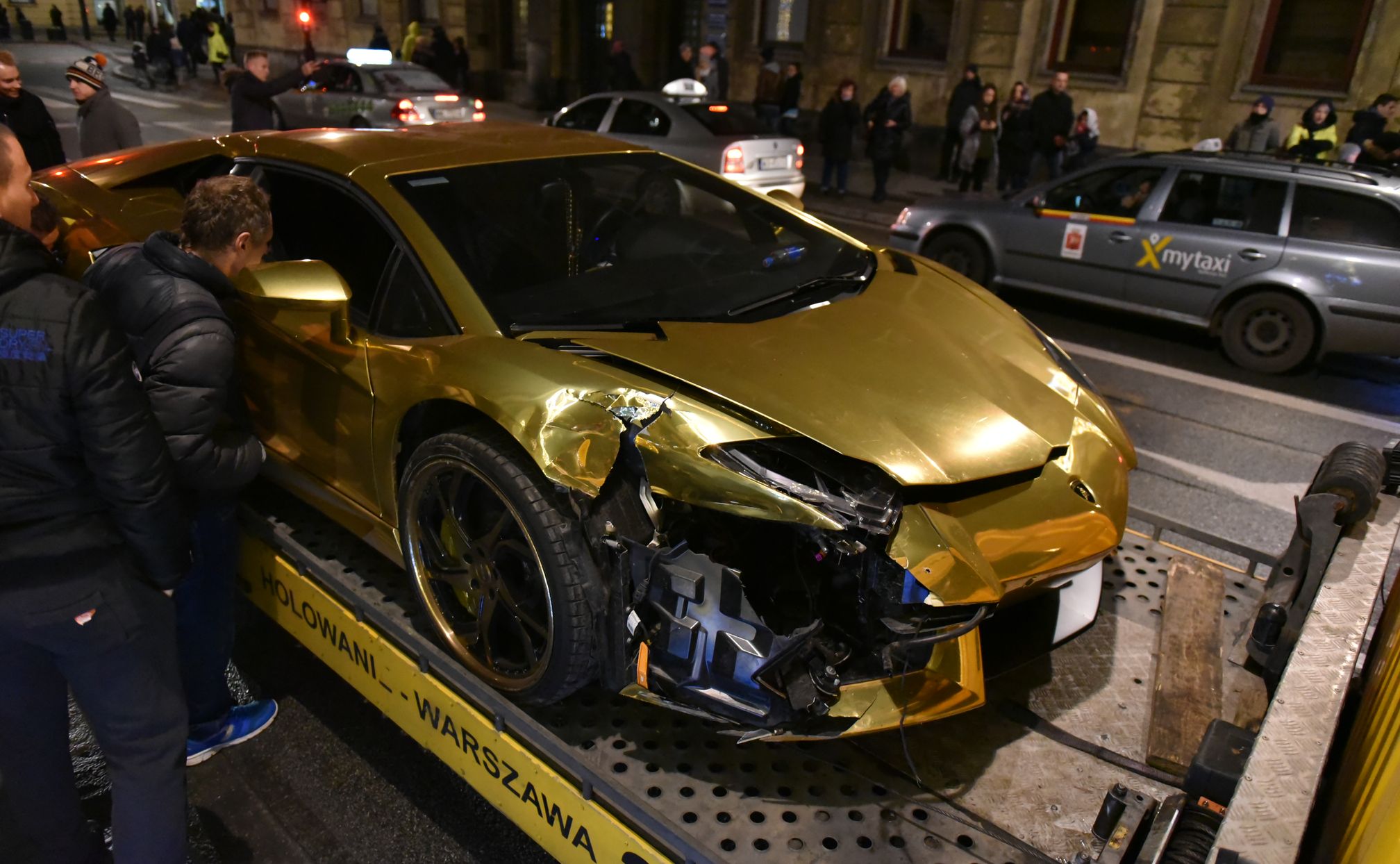 Niektórzy internauci żałowali rozbitego lambo, ale nie obyło się bez szyderstw w stylu: