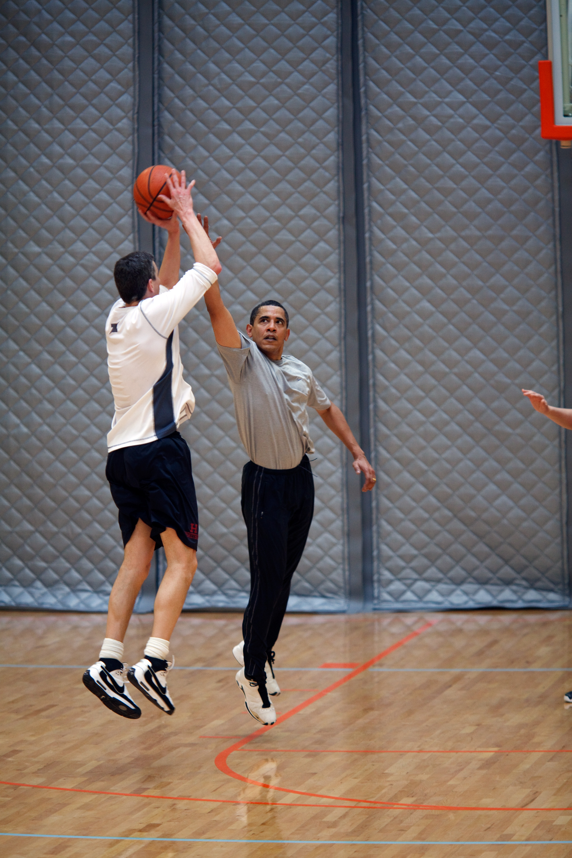 28 lutego 2009 roku. Barack Obama gra w koszykówkę. Jego przeciwnikiem na boisku jest sekretarz edukacji Arne Duncan