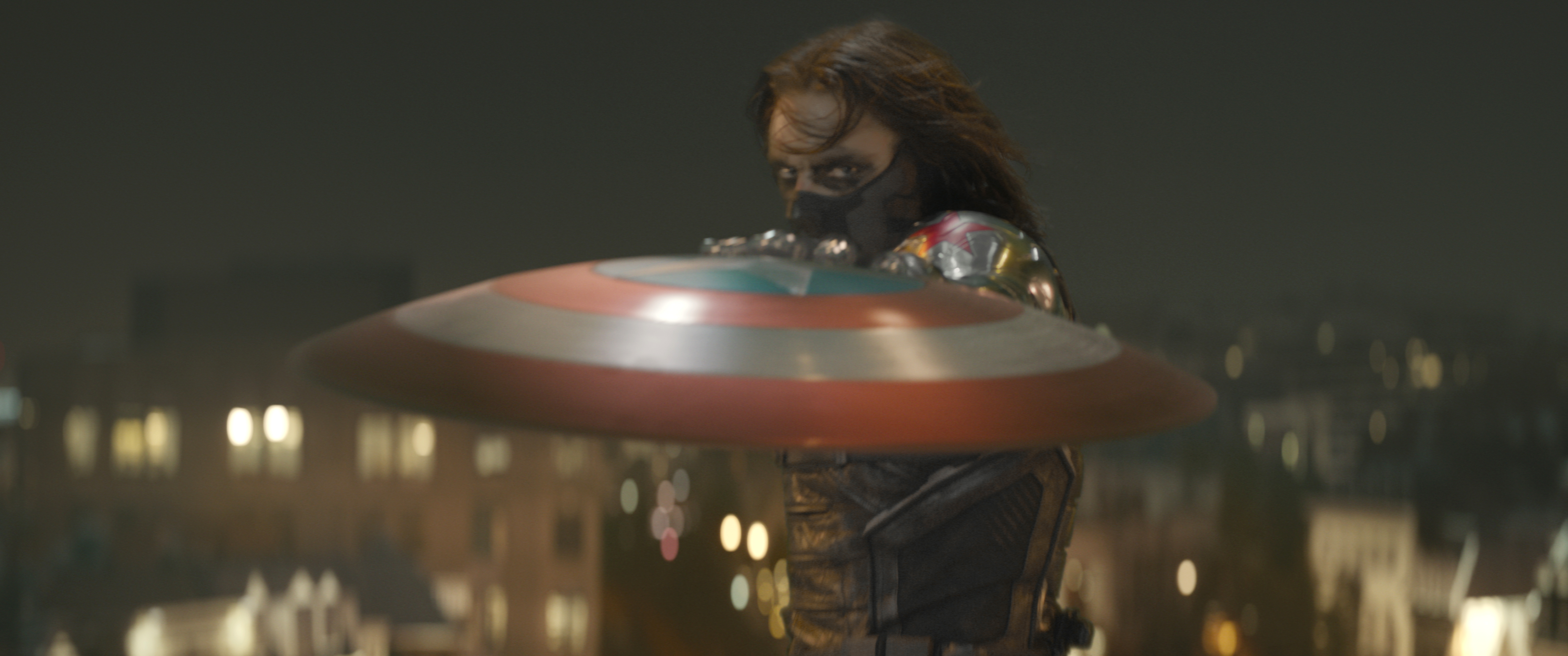 Tym bardziej, że przeciwko superbohaterom zwraca się tutaj S.H.I.E.L.D. – ta sama agencja rządowa, która ich do tej pory chroniła. Kapitan, Czarna Wdowa, a nawet sam Nick Fury, szef S.H.I.E.L.D., znajdą się w wielkim niebezpieczeństwie, a na horyzoncie pojawi się jeszcze jeden potężny wróg – tajemniczy Zimowy Żołnierz