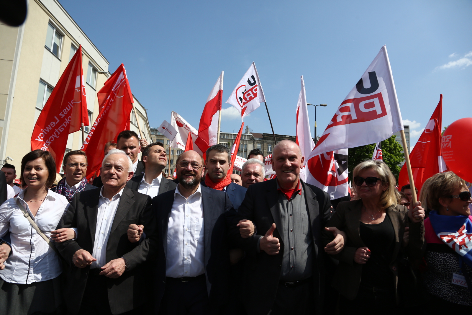 Obniżenie wieku emerytalnego, godzinowa stawka minimalna i wzrost minimalnej pensji - to główne postulaty, z którymi związkowcy z OPZZ i sympatycy SLD wyszli na ulice Warszawy.
