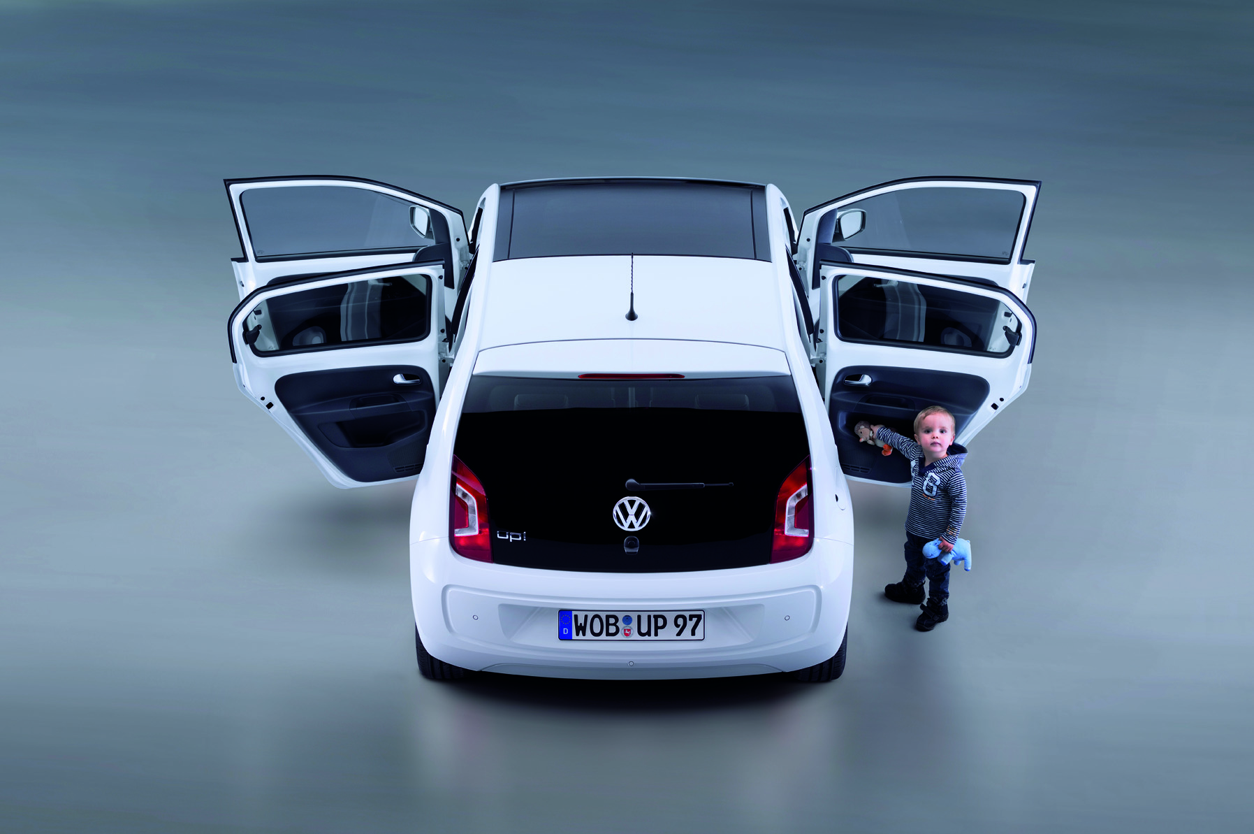Volkswagen up! 5d jest krótszy od nowego fiata - ma 3,54 m długości (wymiary auta są takie same jak wersji 3d). Szerokość identyczna jak pandy - 1,64 m. Rozstaw osi nowego modelu to 2,42 m. Od asfaltu po czubek dachu jest 1,48 metra