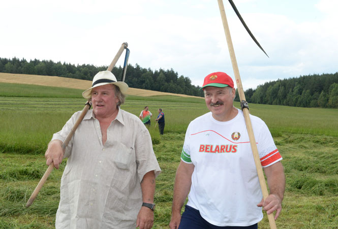 Aleksandr Łukaszenka i Gerard Depardieu przy koszeniu trawy / fot. serwis prasowy prezydenta Białorusi
