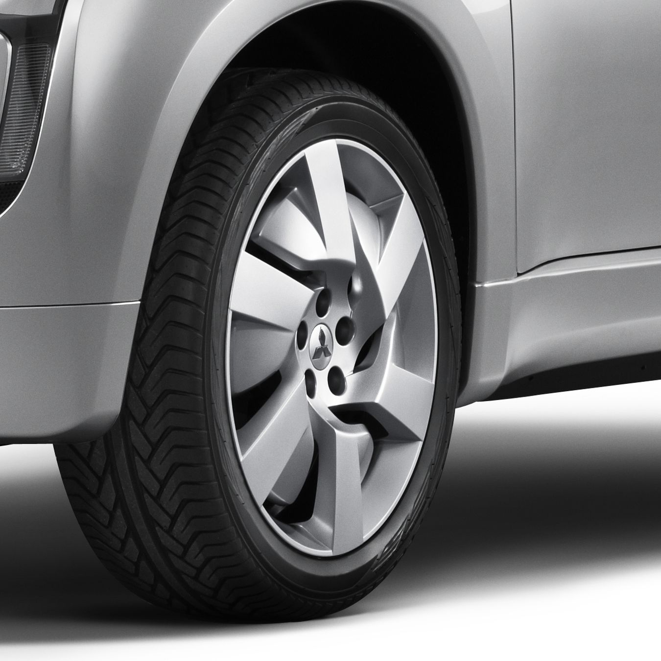Przednie i tylne koła Mitsubishi Concept PX-MiEV’s są napędzane dwoma elektrycznymi silnikami synchronicznymi z magnesami trwałymi