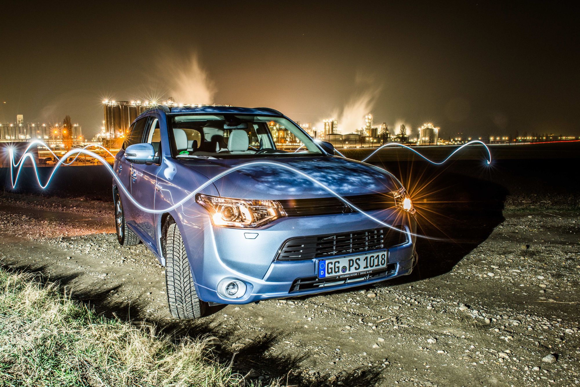 Tryb jazdy EV jest trybem w 100 proc. elektrycznym, w którym zarówno silnik przedni, jak i tylny napędzają samochód korzystając wyłącznie z energii zgromadzonej w akumulatorze. Zużycie benzyny podczas jazdy jest zerowe; nie ma również żadnej emisji CO2. Zasięg wynosi 52 km...