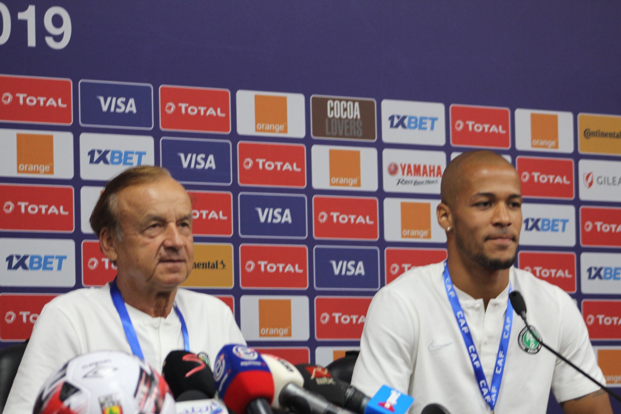 Gernot Rohr (left) says his mission with the Super Eagles is not finished (Twitter/OgaNlaMedia)