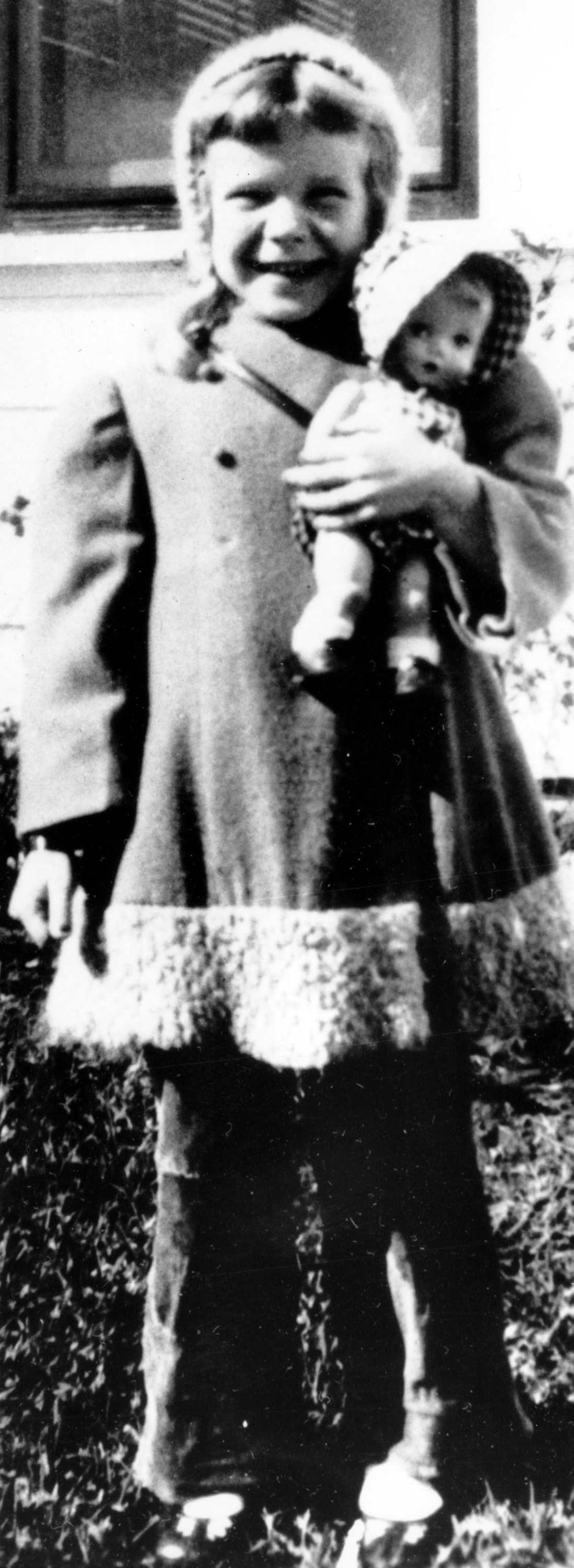 Janis Joplin zdążyła nagrać tylko trzy płyty, a jej kariera trwała tylko nieco ponad dwa lata. Mimo to do dziś uważana jest za jedną z najwybitniejszych wokalistek rockowych oraz jeden z symboli epoki hipisów. Urodziła się 19 stycznia 1943 roku w teksańskim miasteczku Port Arthur jako najstarsze z trójki dzieci nauczycielki i inżyniera. Już jako nastolatka miała problemy z dostosowywaniem się do wymogów małomiasteczkowej, konserwatywnej społeczności: – Nigdzie nie pasowałam. Czytałam, malowałam, nie nienawidziłam Murzynów – mówiła. Ze względu na nadwagę i kłopoty z cerą często była wyśmiewana i obrzucana wyzwiskami. W szkole przyjaźniła się z grupą