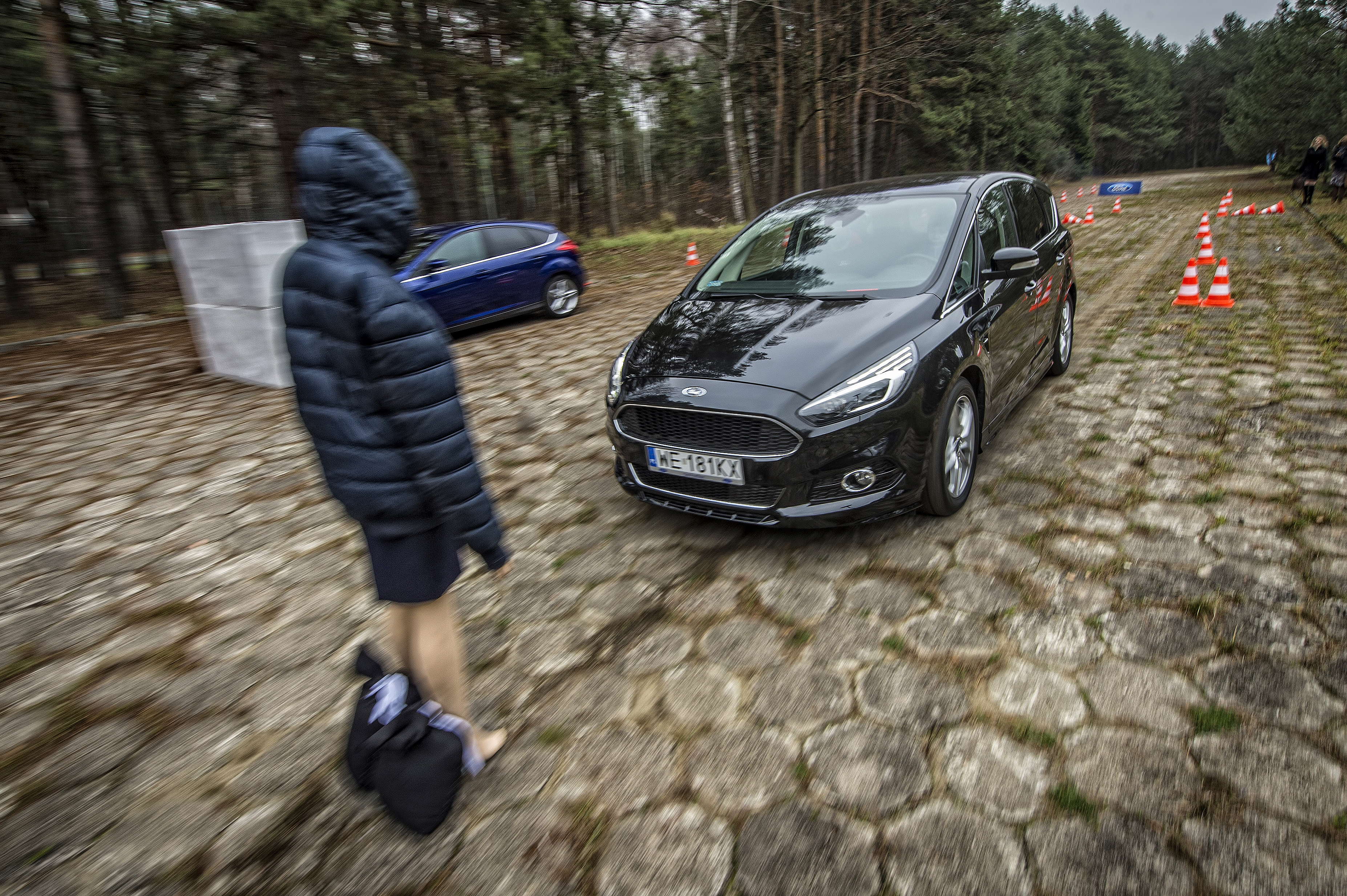 Ford galaxy i bliźniaczy s-max - oba modele oceniono najwyżej wśród rodzinnych vanów w 2015 roku (w walce o ten tytuł pokonały renault espace). Auta zdobyły pięć gwiazdek. Dlatego poszukujący dużego rodzinnego i bezpiecznego samochodu powinny rozważyć wybór tych fordów. <br></br>Warto zauważyć, że fordy s-max i galaxy zostały po raz pierwszy wyposażone w boczne poduszki powietrzne dla foteli drugiego rzędu, które zapewniają dodatkową ochronę osobom podróżującym z tyłu. Na pokładzie są również napinacze pasów bezpieczeństwa z ogranicznikami siły napięcia przy siedzeniach w pierwszym i drugim rzędzie.